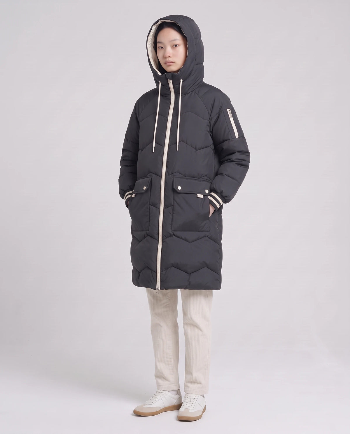 Doudoune longue oversize à chevrons Edmée noire, capuche relevée, doublure écru visible