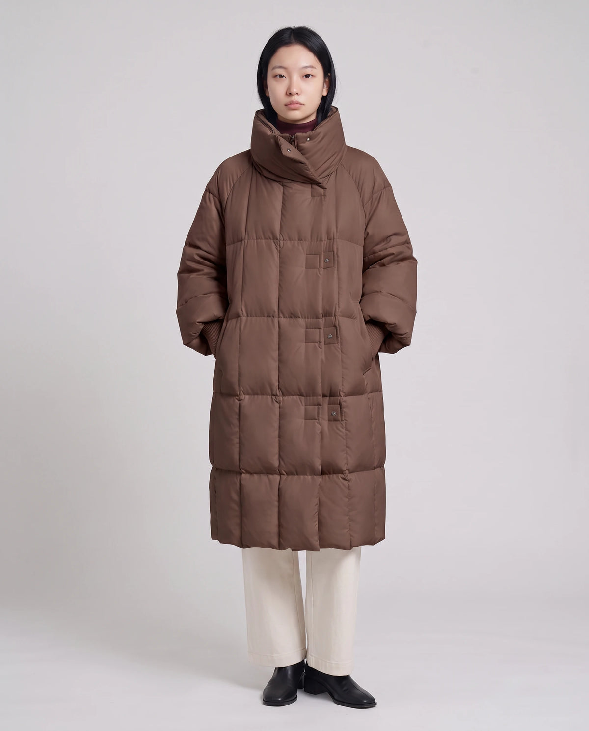 Doudoune longue oversize à col-capuche zippé Aloïse en Chocolat, vue de face en pied, pressionnée, col cheminée relevé