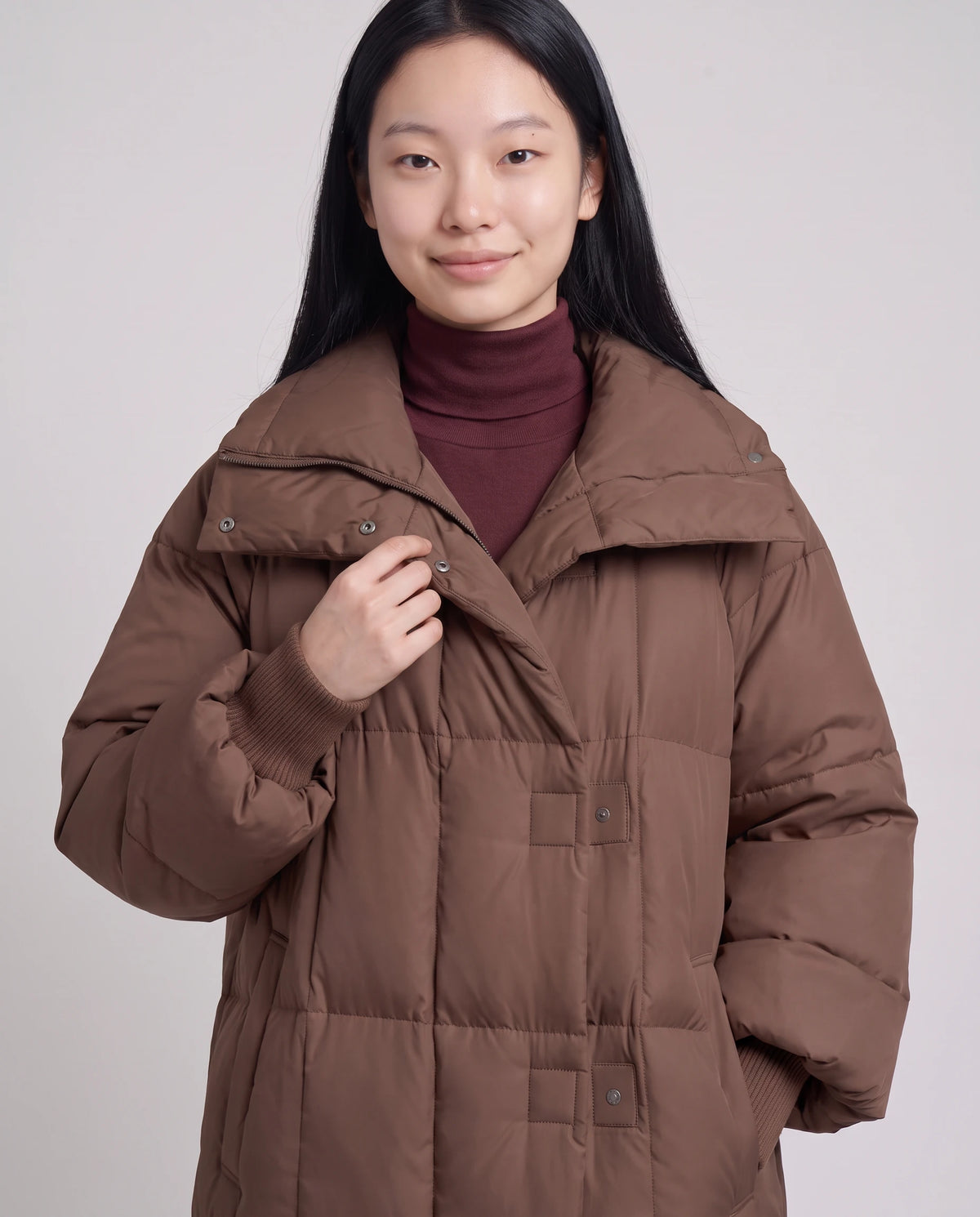 Doudoune longue oversize à col-capuche zippé Aloïse en Chocolat, plan rapproché, col rabattu à plat, pressions défaites en haut