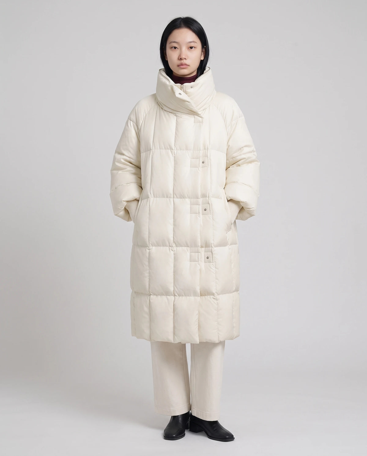 Doudoune longue oversize à col-capuche zippé Aloïse en Écru, vue de face en pied, pressionnée, col cheminée relevé