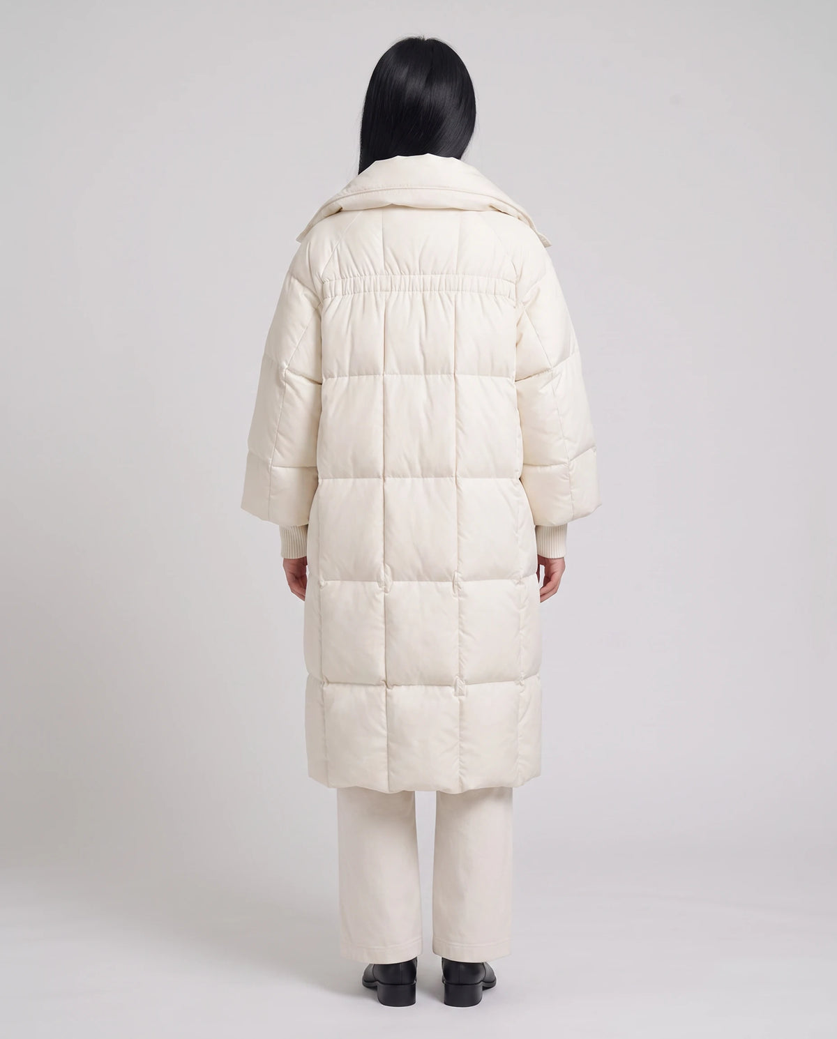 Doudoune longue oversize à col-capuche zippé Aloïse en Écru, vue de dos, grands caissons carrés, capuche baissée
