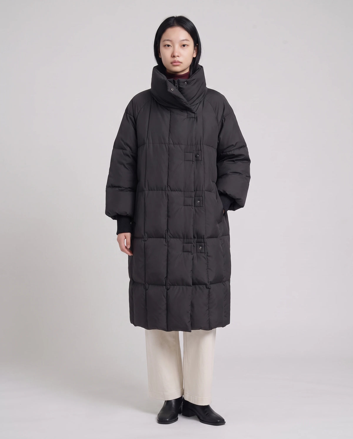 Doudoune longue oversize à col-capuche zippé Aloïse en Noir, vue de face en pied, pressionnée, col cheminée relevé