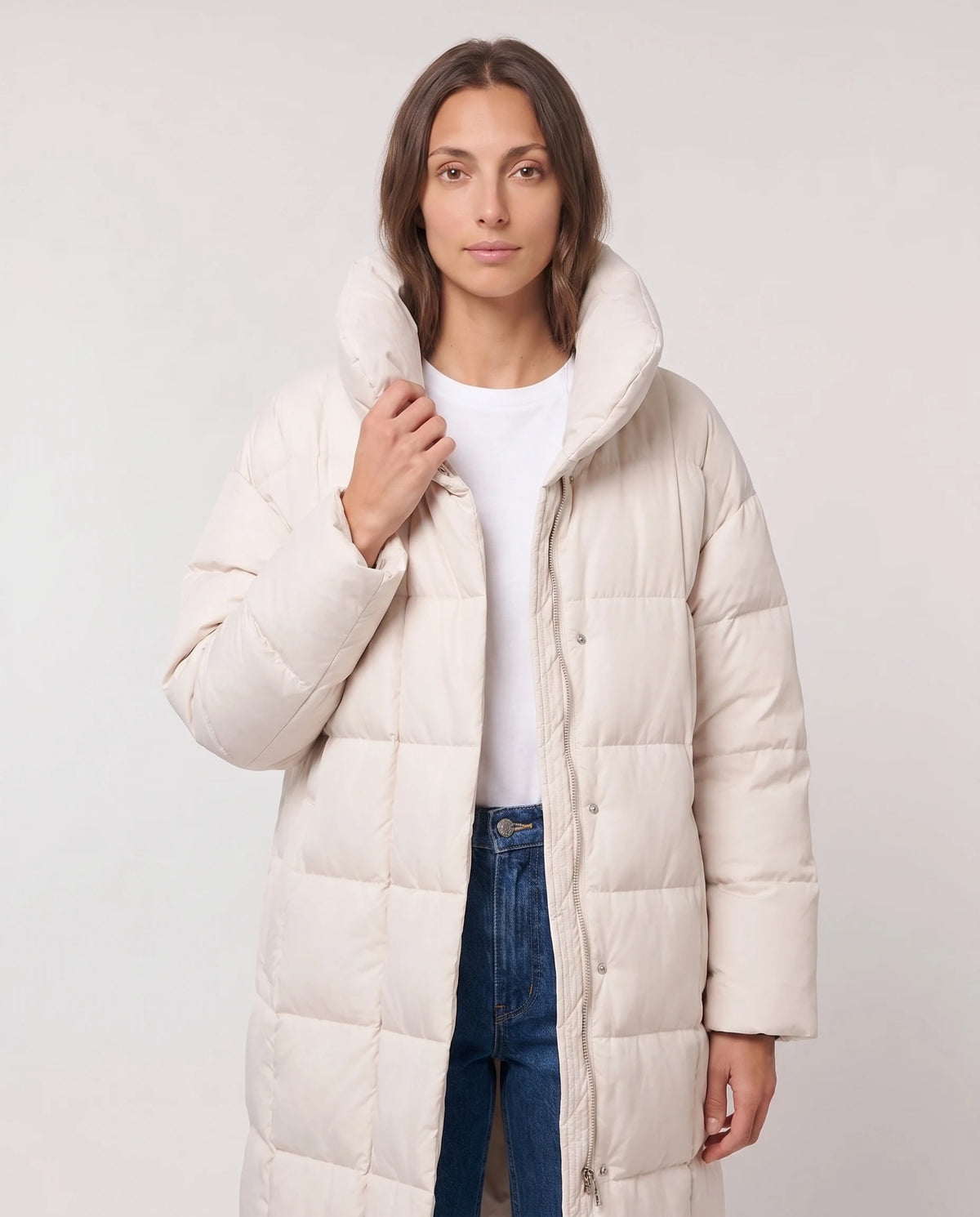 Langer Oversize-Steppmantel mit Trichterkragen Laure in Cremeweiss, Nahaufnahme von vorn, Trichterkragen geschlossen