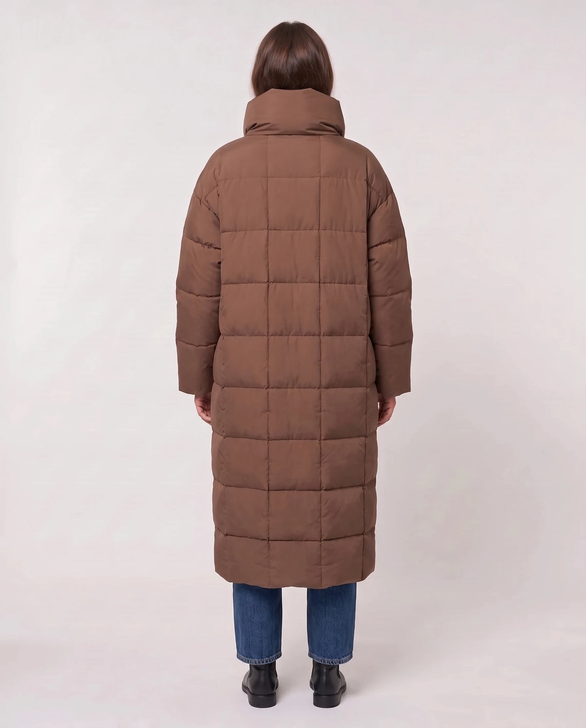Doudoune longue oversize à col cheminée Laure en Chocolat, vue de dos, matelassage carreaux
