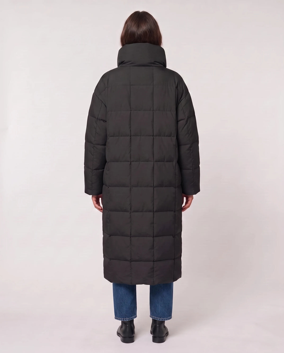 Doudoune longue oversize à col cheminée Laure en Noir, vue de dos, matelassage carreaux