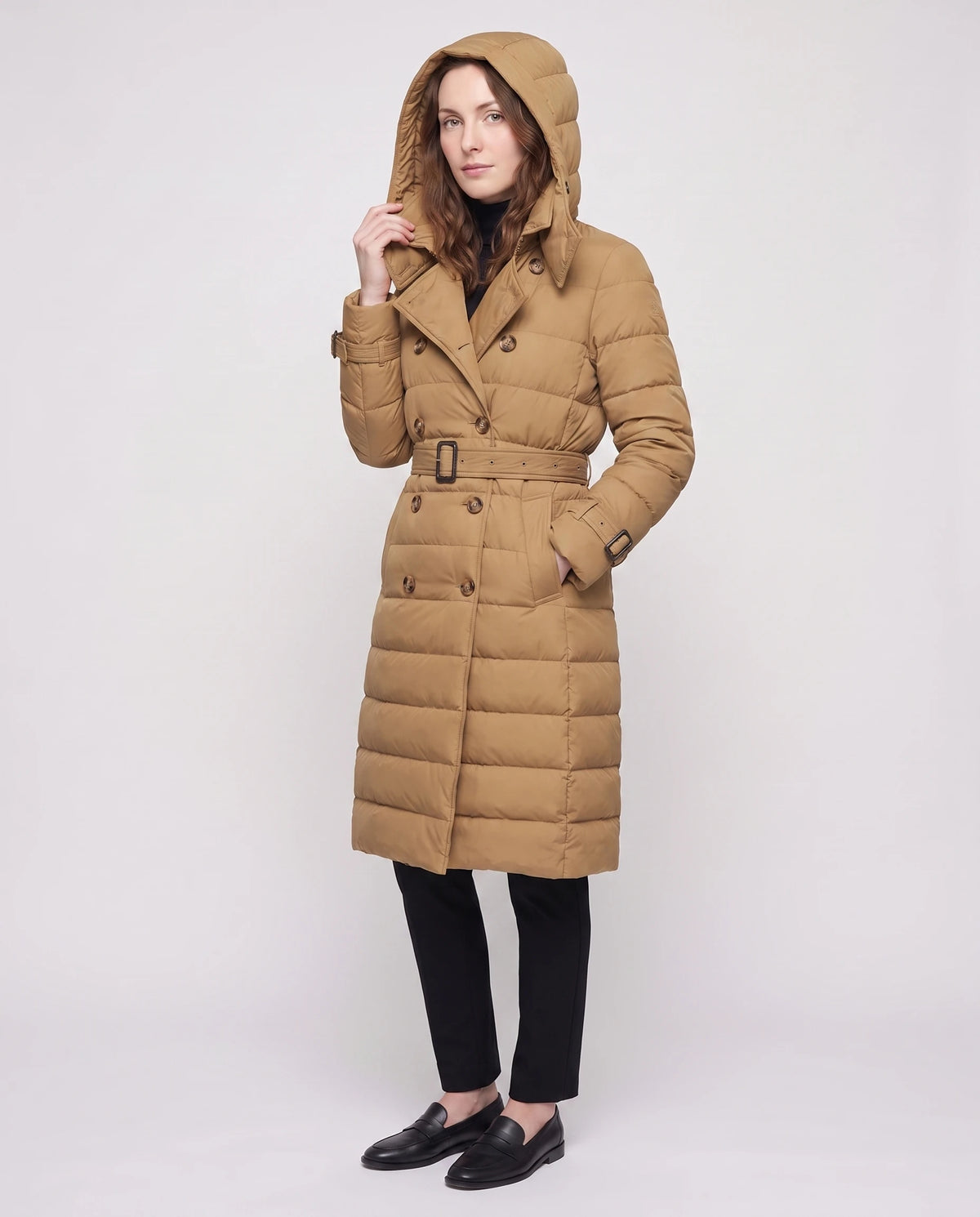 Doudoune longue façon trench à capuche et double boutonnage Rachel en Camel, vue de trois quarts, capuche relevée