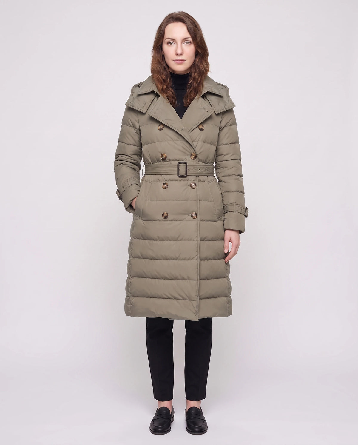 Doudoune longue façon trench à capuche et double boutonnage Rachel en Kaki Gris, vue de face en pied, boutonnée, ceinture bouclée, capuche baissée