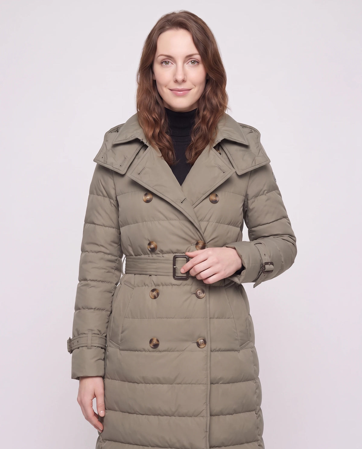 Doudoune longue façon trench à capuche et double boutonnage Rachel en Kaki Gris, plan rapproché, col revers, boutons écaille, boucle et patte de poignet