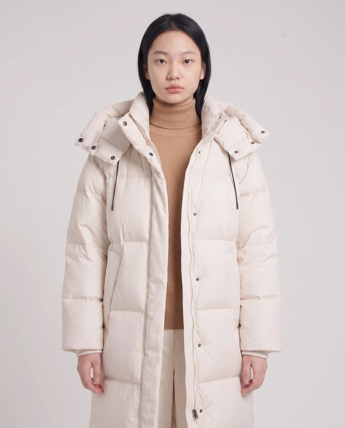Doudoune maxi oversize à capuche et pressions Marine en Beige, plan rapproché de face, capuche baissée