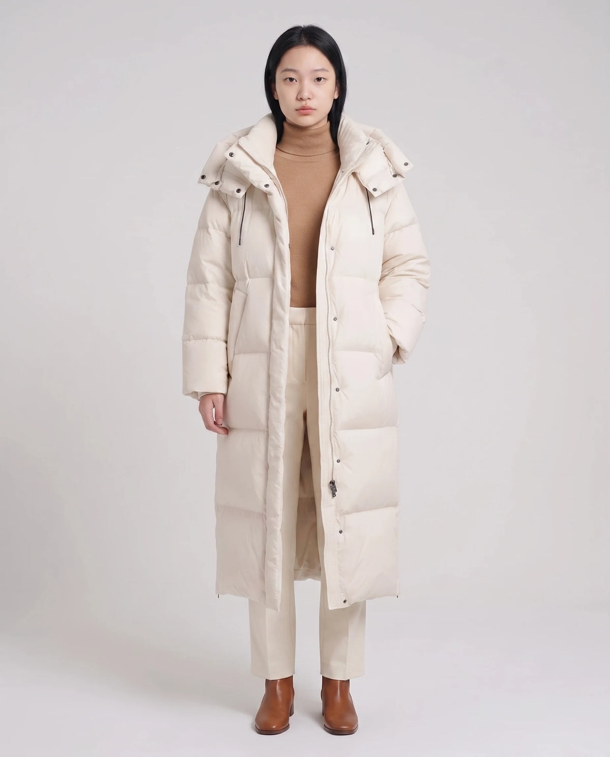 Doudoune maxi oversize à capuche et pressions Marine en Beige, vue de face en pied, patte à pressions fermée