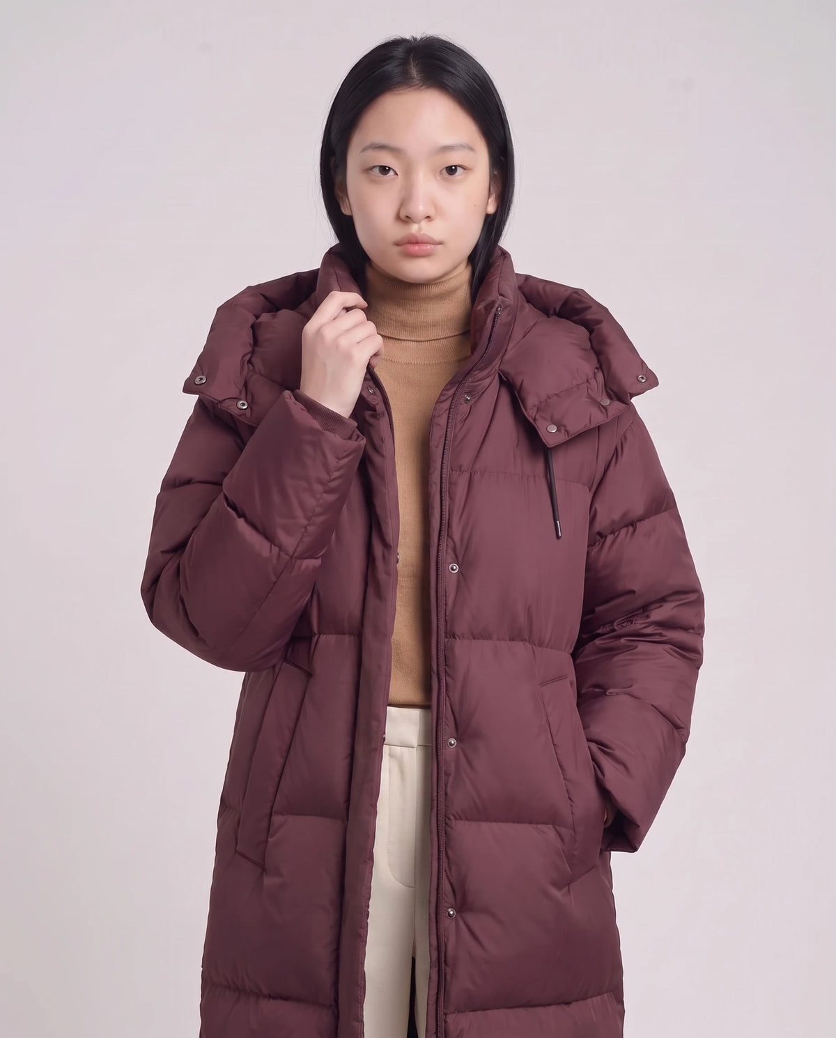 Doudoune maxi oversize à capuche et pressions Marine en Bordeaux, plan rapproché de face, capuche baissée