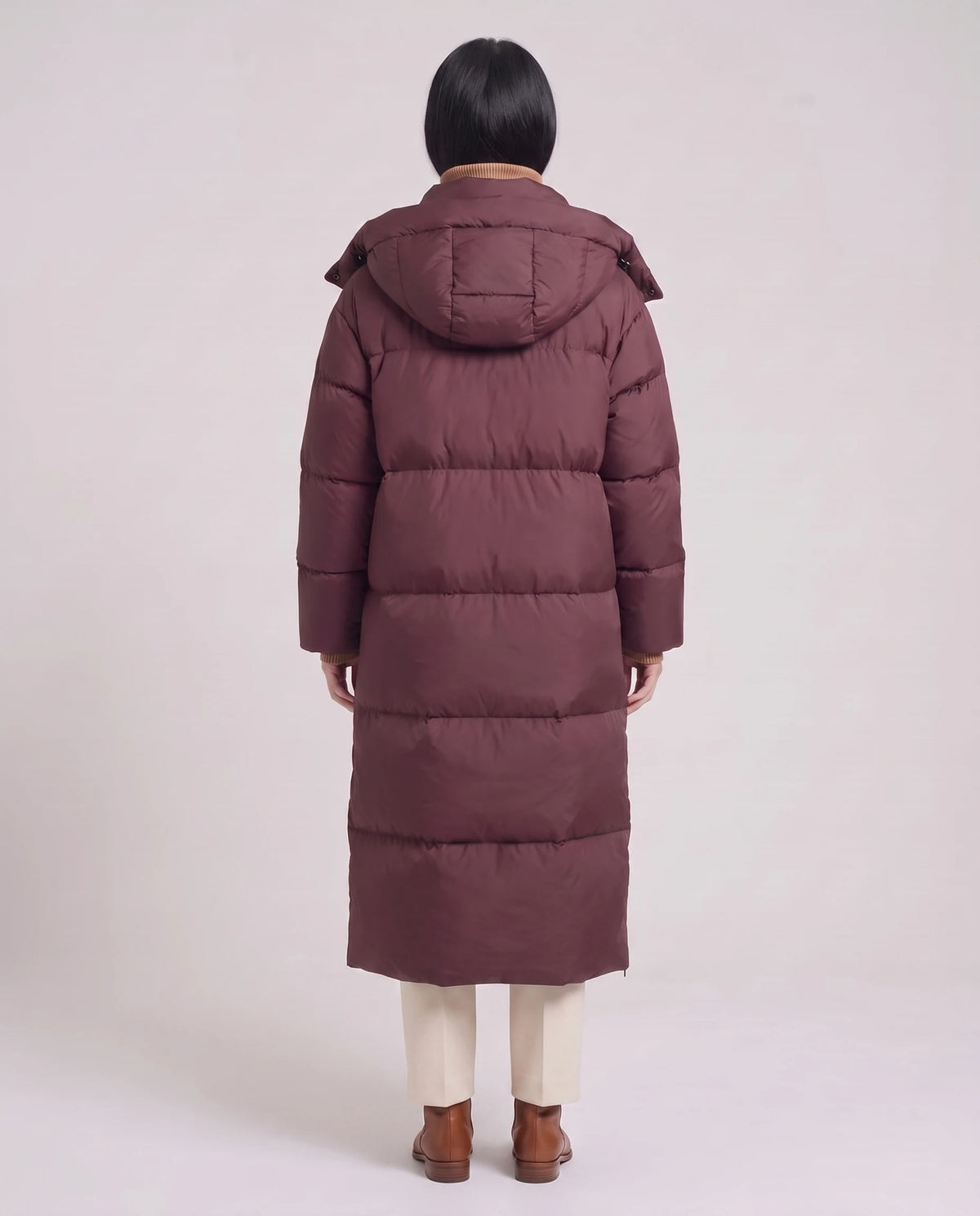 Doudoune maxi oversize à capuche et pressions Marine en Bordeaux, vue de dos, capuche rabattue