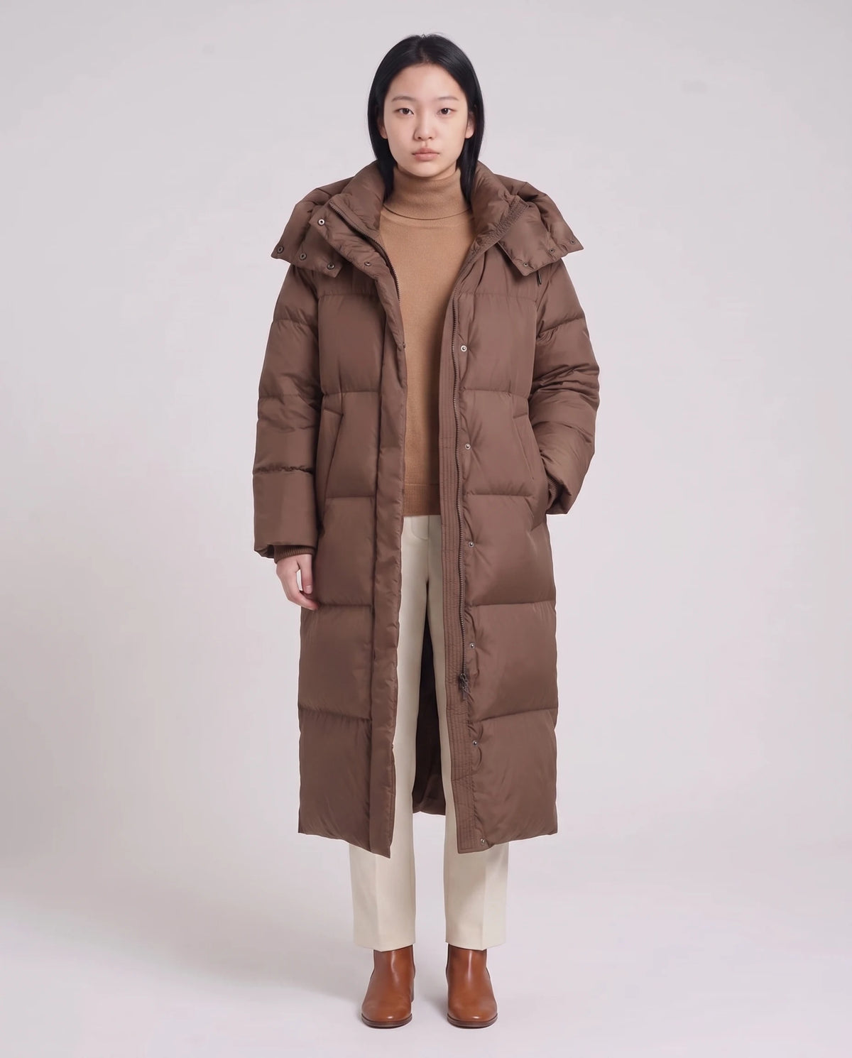 Doudoune maxi oversize à capuche et pressions Marine en Chocolat, vue de face en pied, patte à pressions fermée