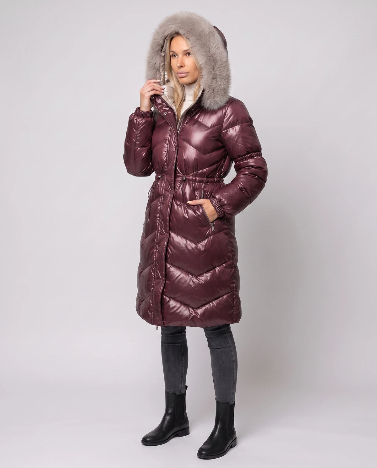Glänzende mittellange Steppjacke mit Kunstfellkapuze Karine in Bordeaux, Dreiviertelansicht, Kunstfellkapuze aufgesetzt