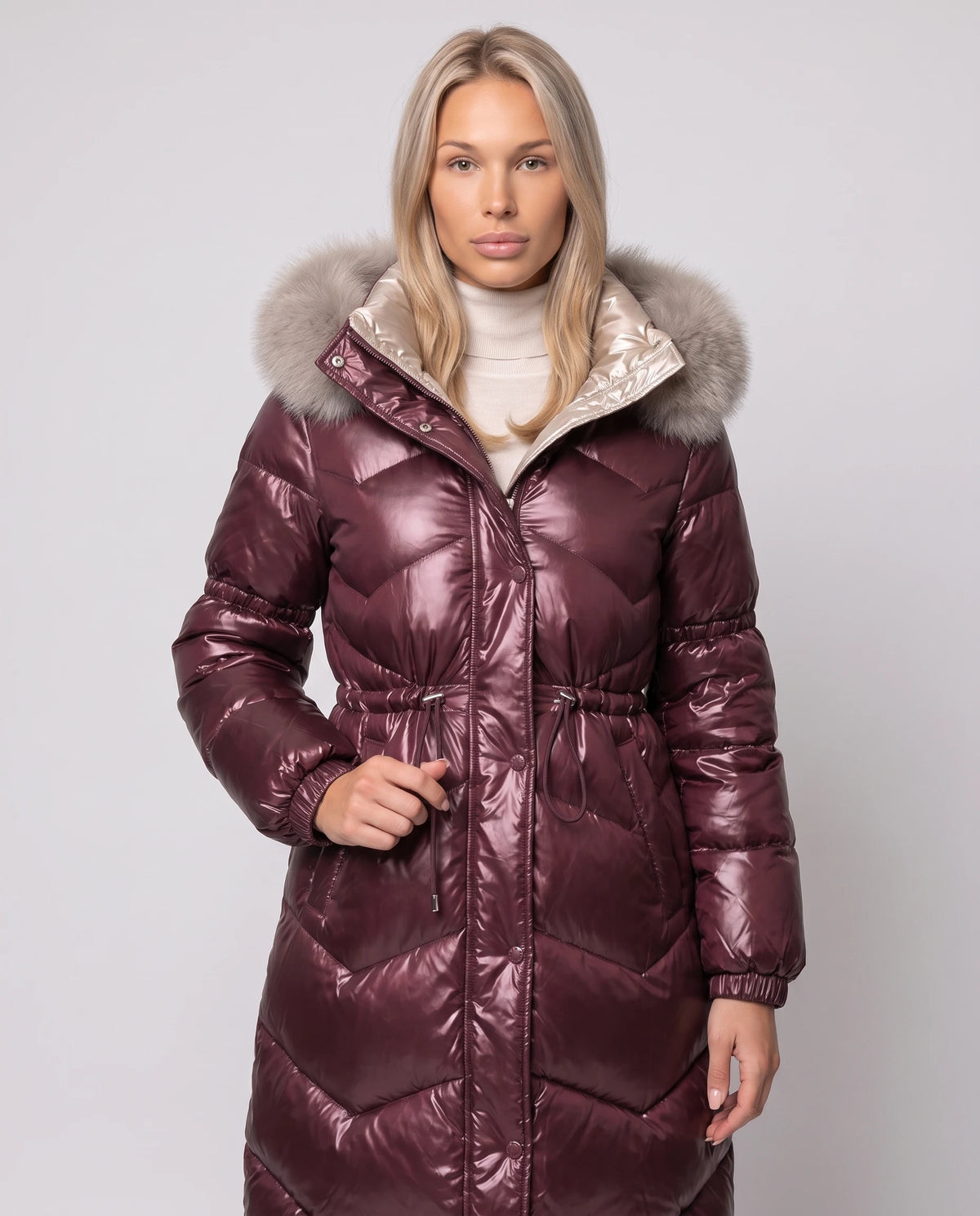 Doudoune mi-longue brillante à capuche fausse fourrure Karine en Bordeaux, plan rapproché, col fausse fourrure, pressions et cordons