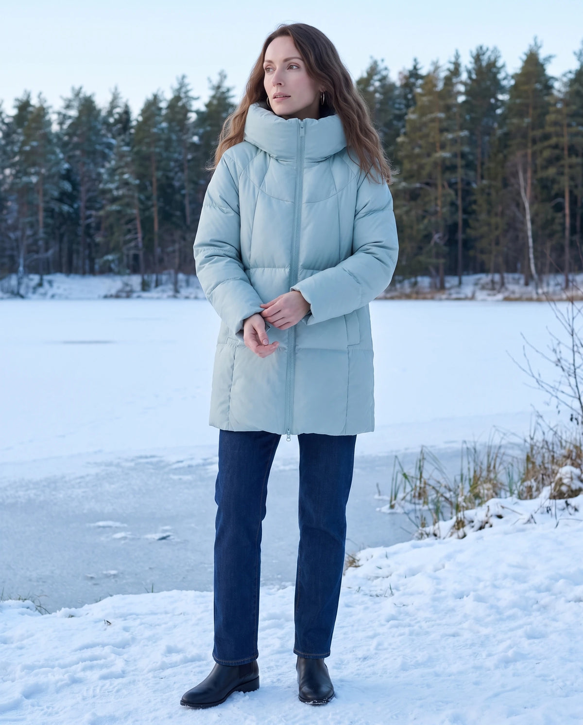 Doudoune mi-longue bleu givré Marianne portée au bord d’un lac gelé