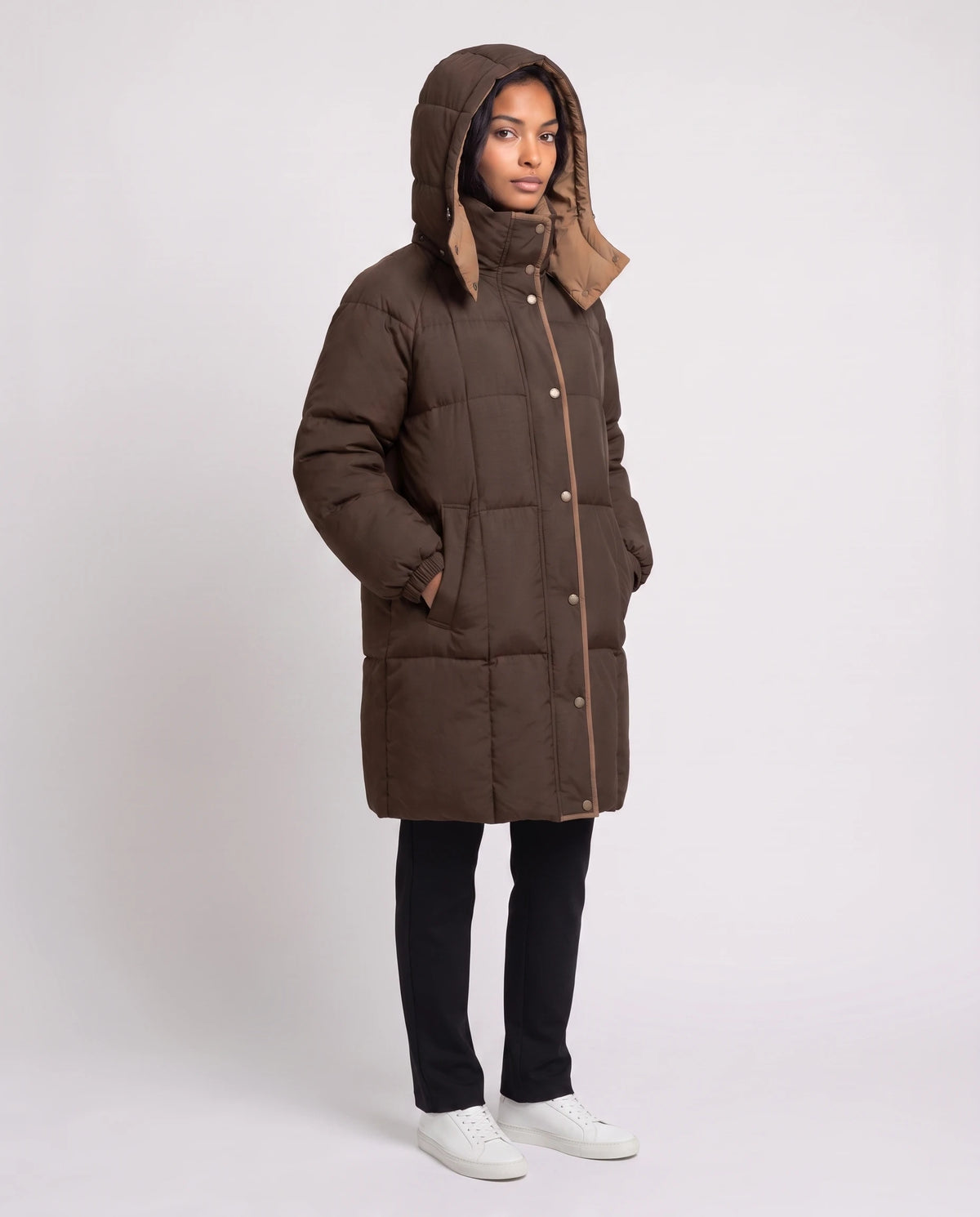 Mittellange Winterjacke mit Kapuze und Kontrastfutter Alexia in Braun, Dreiviertelansicht, Kapuze aufgesetzt mit hellbraunem Futter