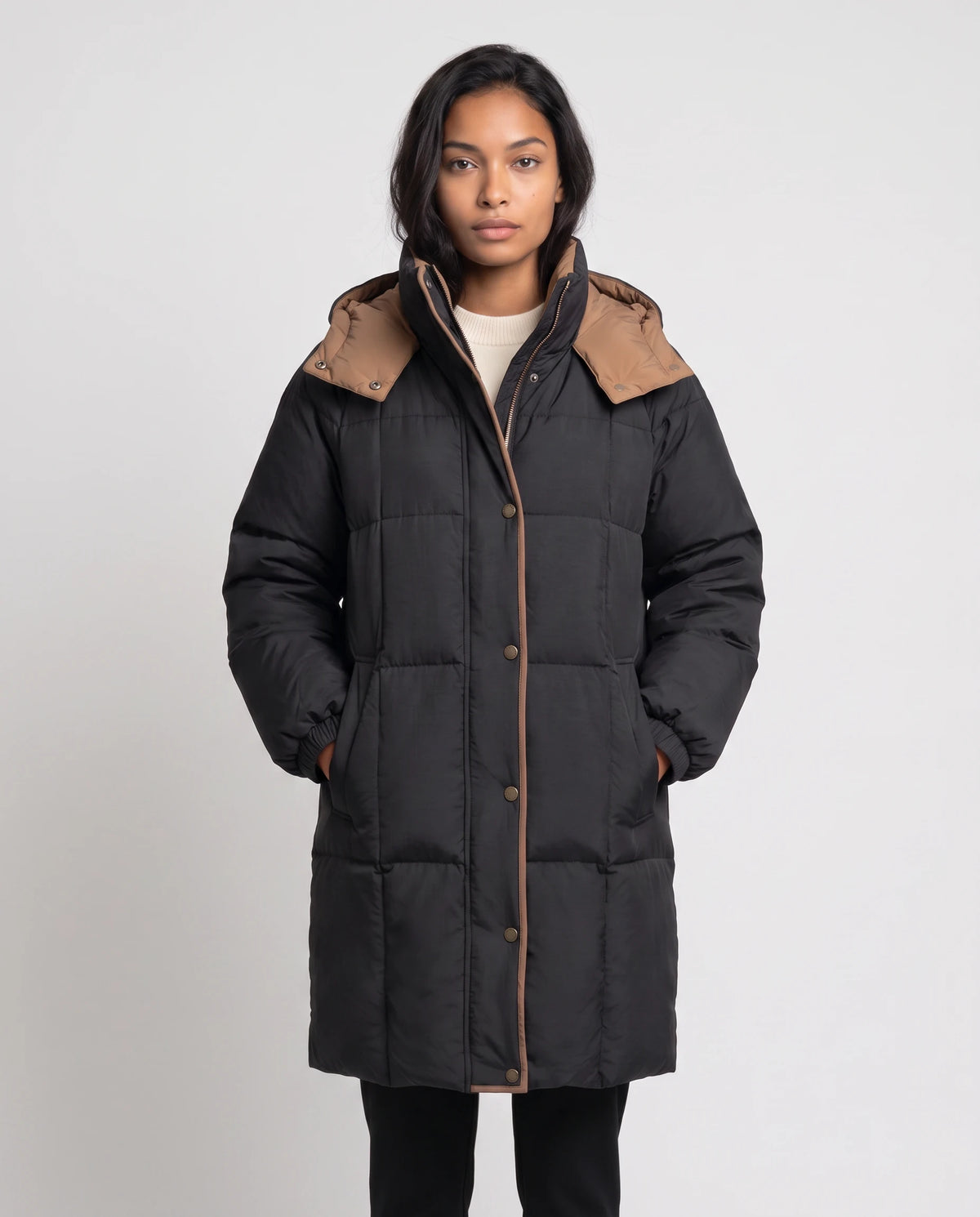 Mittellange Winterjacke mit Kapuze und Kontrastfutter Alexia in Schwarz, Nahaufnahme, geschlossen, Kapuze unten, camelfarbene Paspel