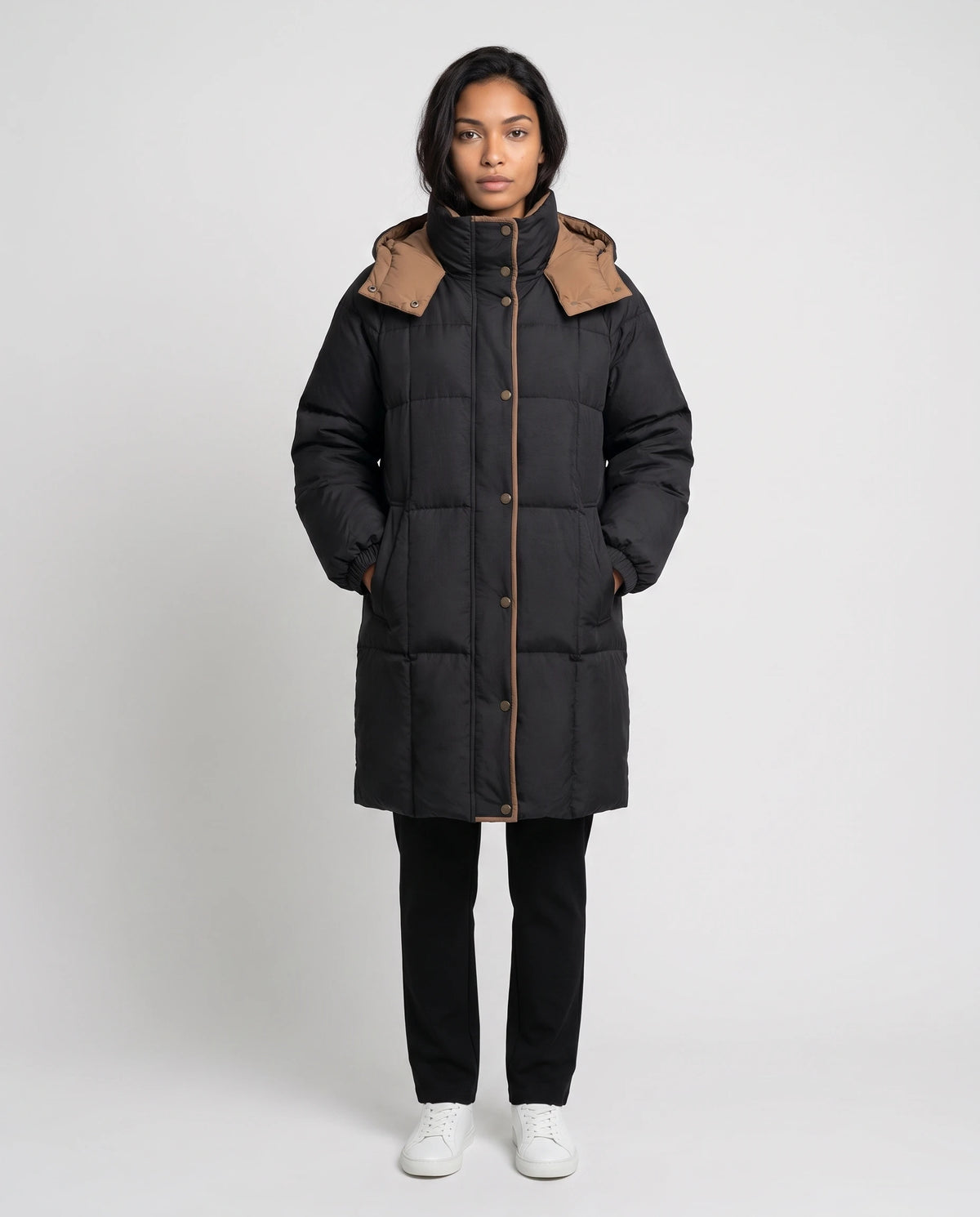 Mittellange Winterjacke mit Kapuze und Kontrastfutter Alexia in Schwarz, Vorderansicht in ganzer Länge, geschlossen, Kapuze unten