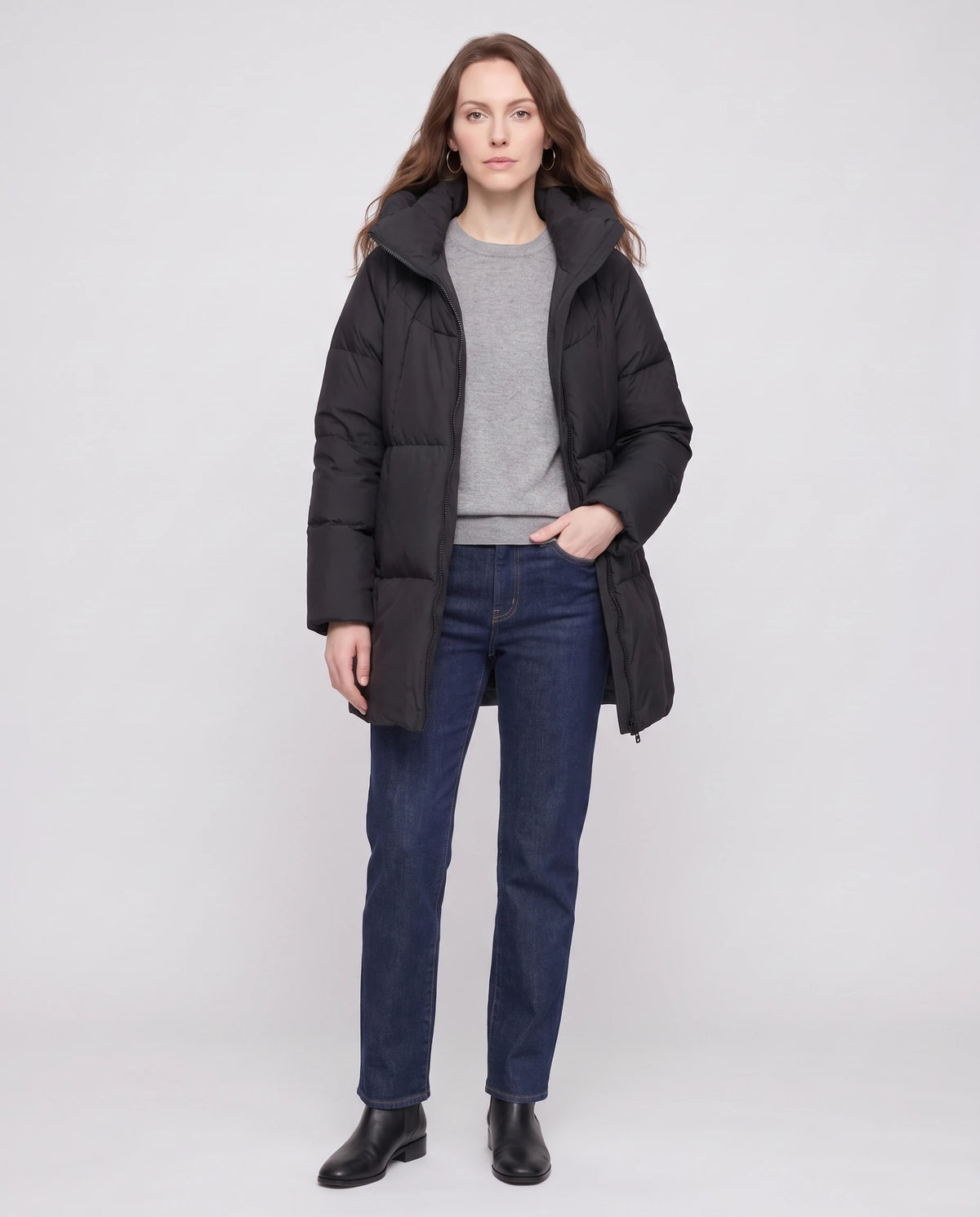 Doudoune mi-longue noire Marianne portée ouverte sur un pull gris chiné