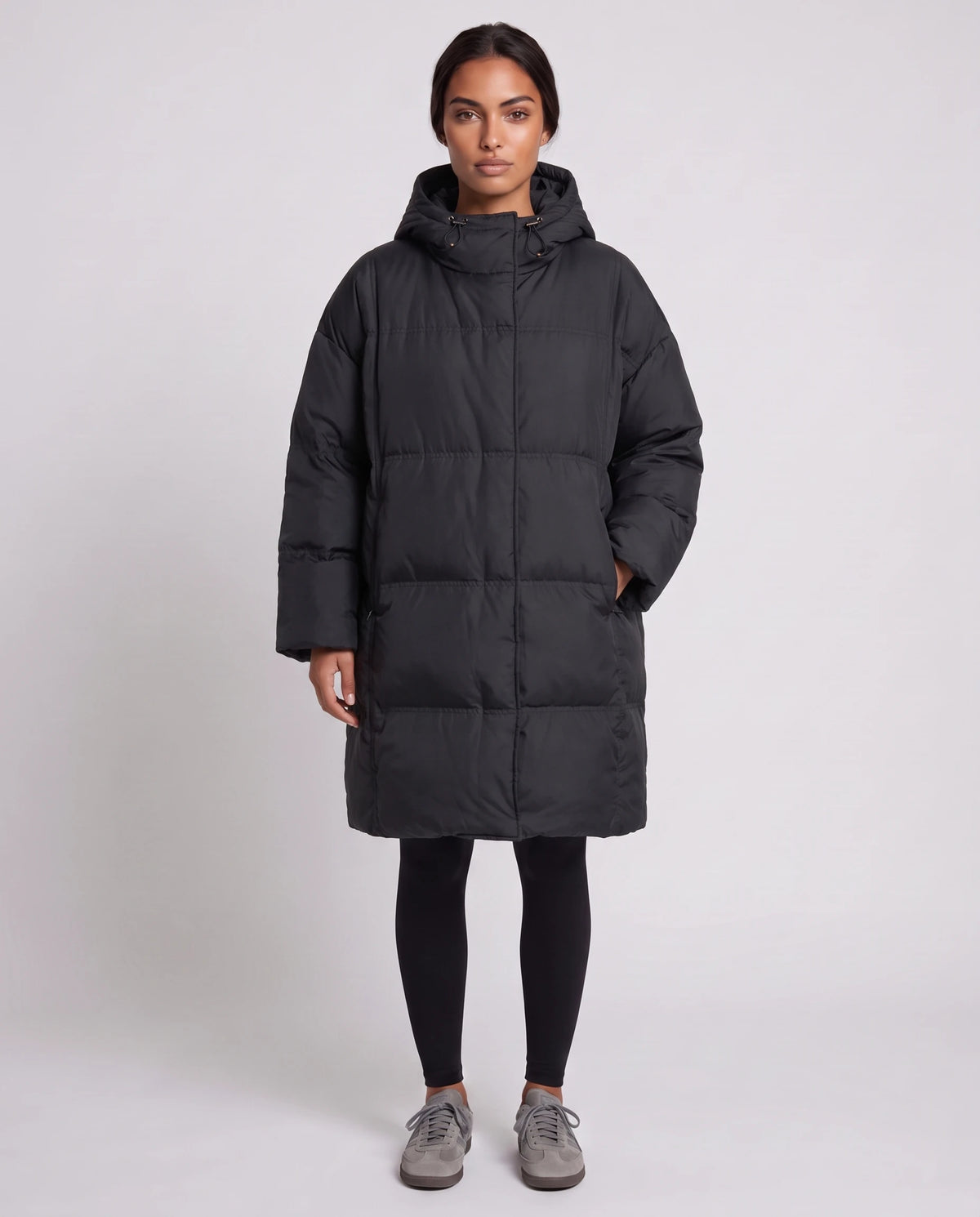 Doudoune mi-longue oversize à capuche cordon et pressions cachées Emmanuelle en Noir, vue de face en pied, fermée, capuche baissée