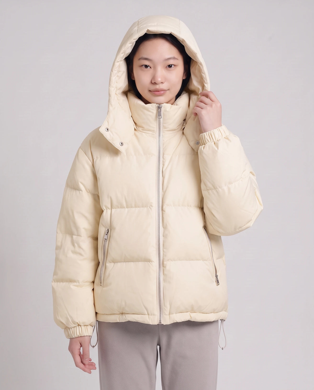 Doudoune courte oversize à capuche amovible Camélia, coloris Blanc Cassé, capuche relevée, vue de trois quarts