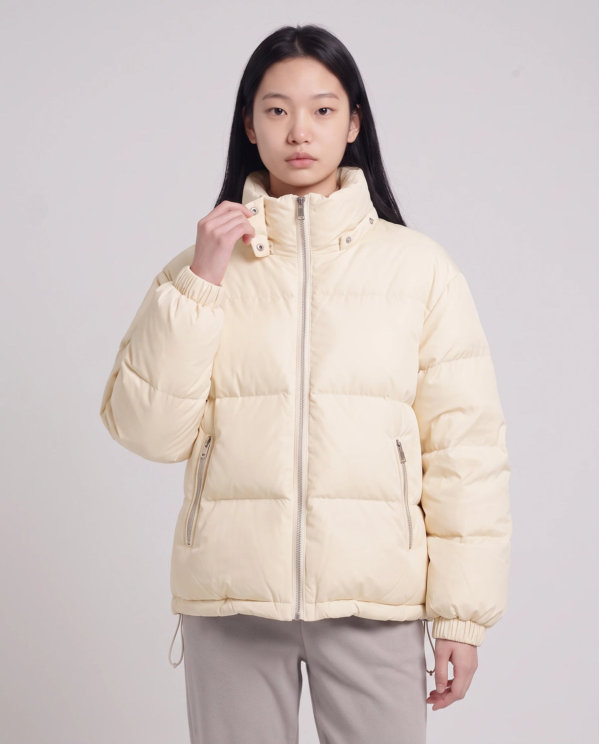 Doudoune courte oversize à capuche amovible Camélia, coloris Blanc Cassé, capuche retirée, pressions du col visibles