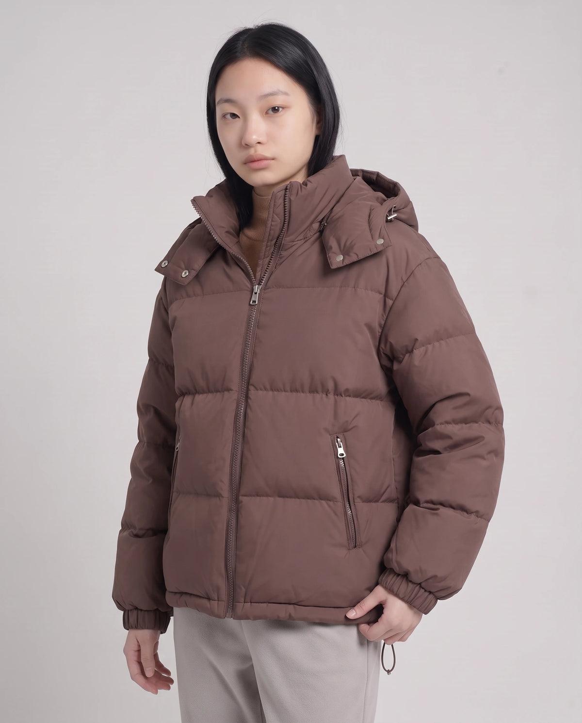 Doudoune courte oversize à capuche amovible Camélia, coloris Brun Cacao, plan rapproché de face