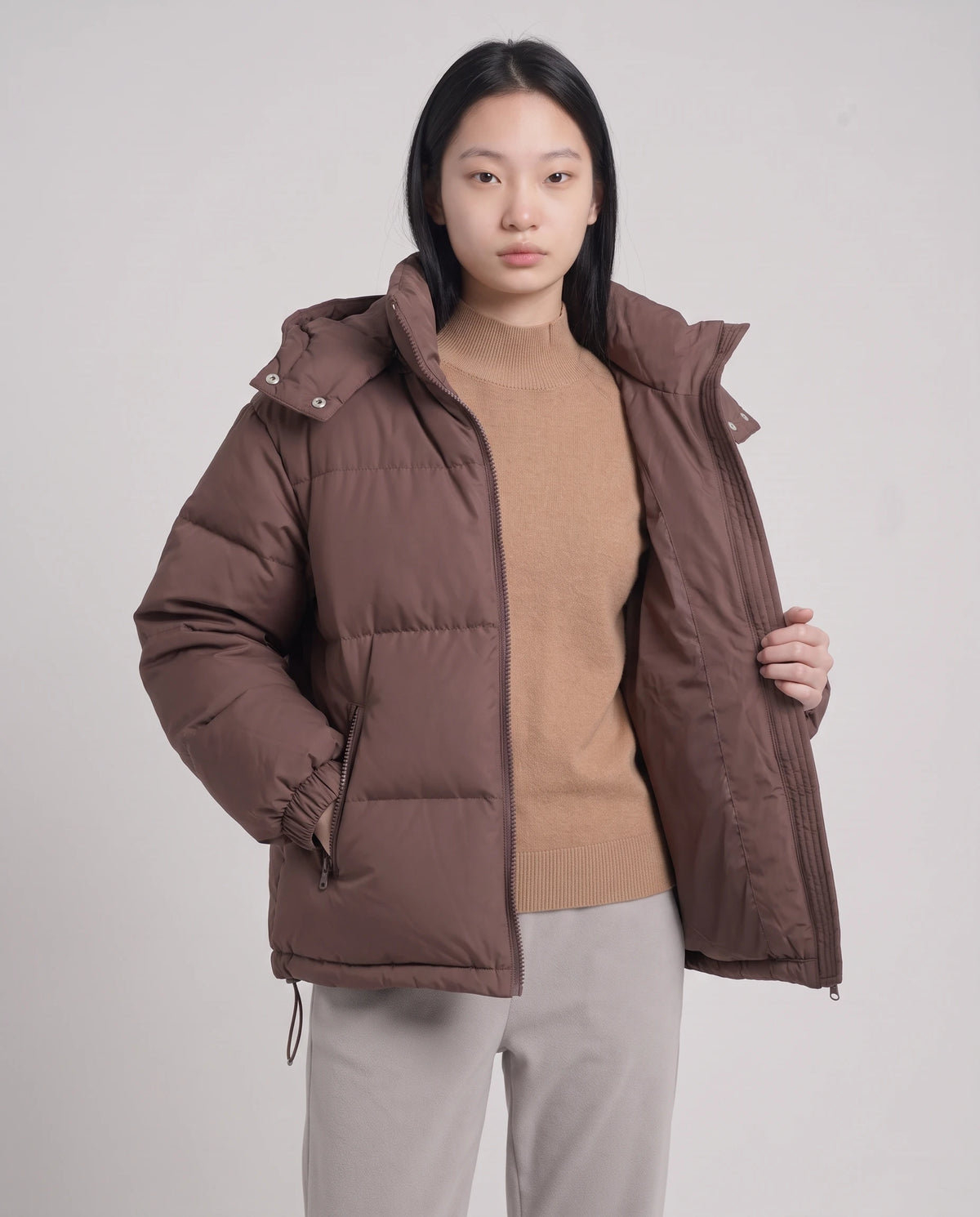 Doudoune courte oversize à capuche amovible Camélia, coloris Brun Cacao, portée ouverte sur un pull camel
