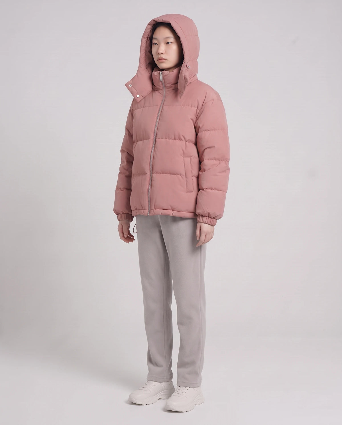 Doudoune courte oversize à capuche amovible Camélia, coloris Vieux Rose, capuche relevée, vue de trois quarts