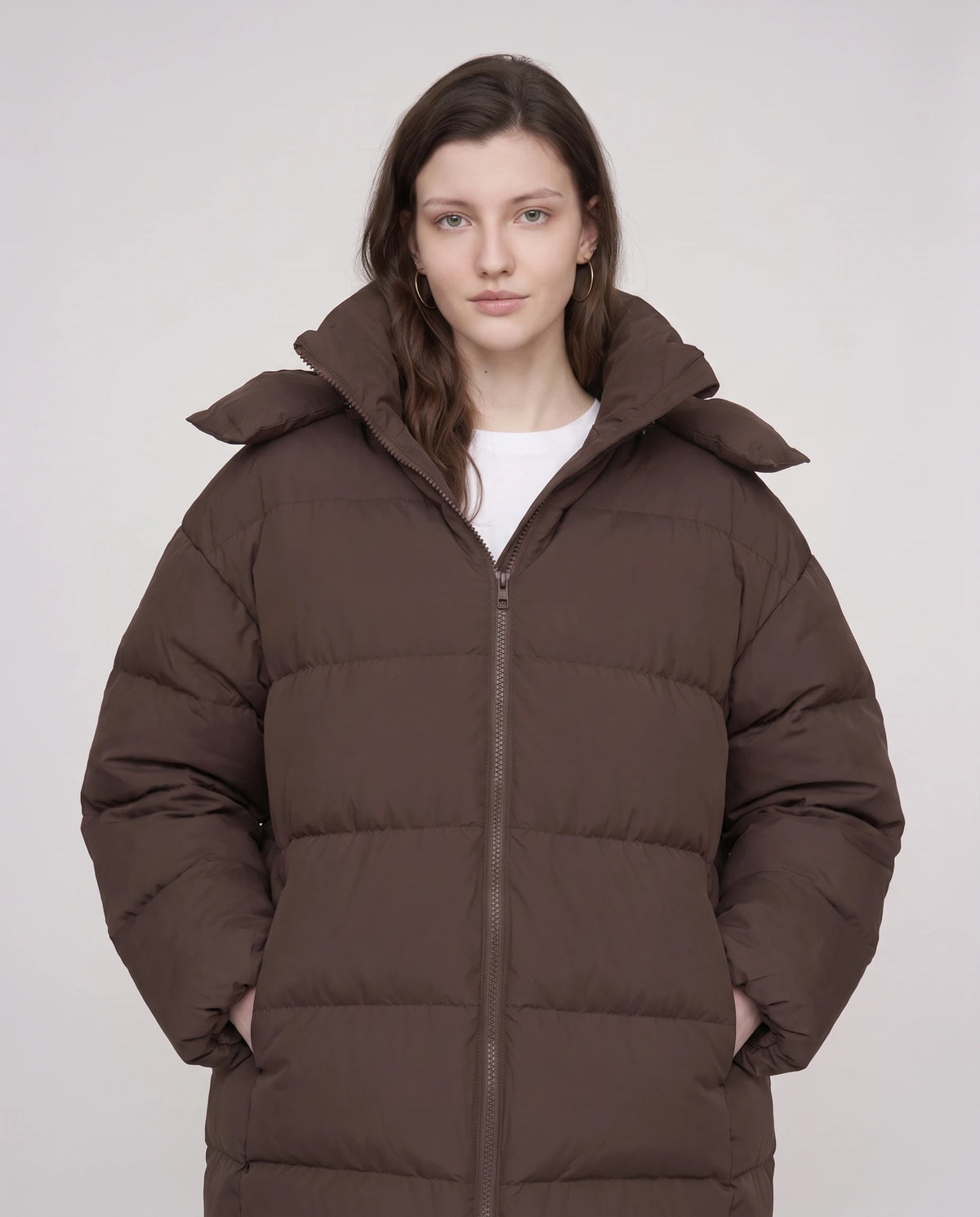 Oversize-Pufferjacke mit Kapuze Freya in Schokobraun, Nahaufnahme von vorn