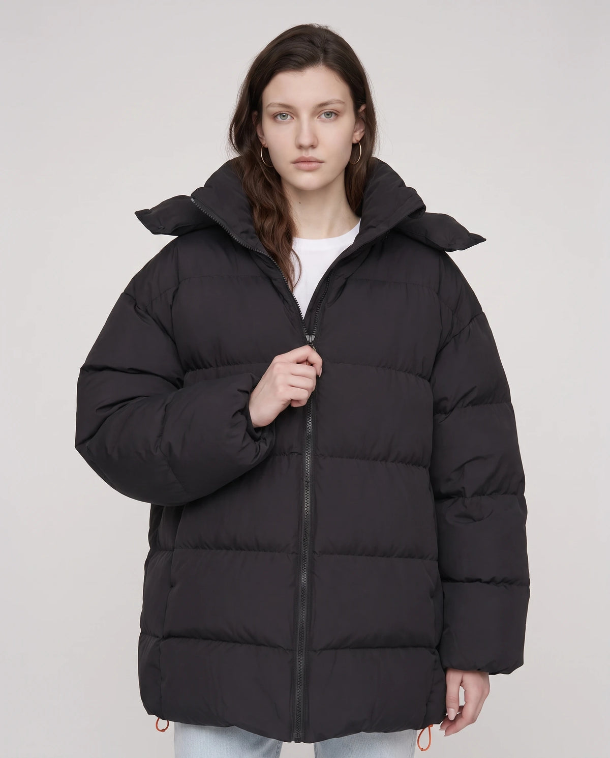 Oversize-Pufferjacke mit Kapuze Freya in Schwarz, Nahaufnahme von vorn