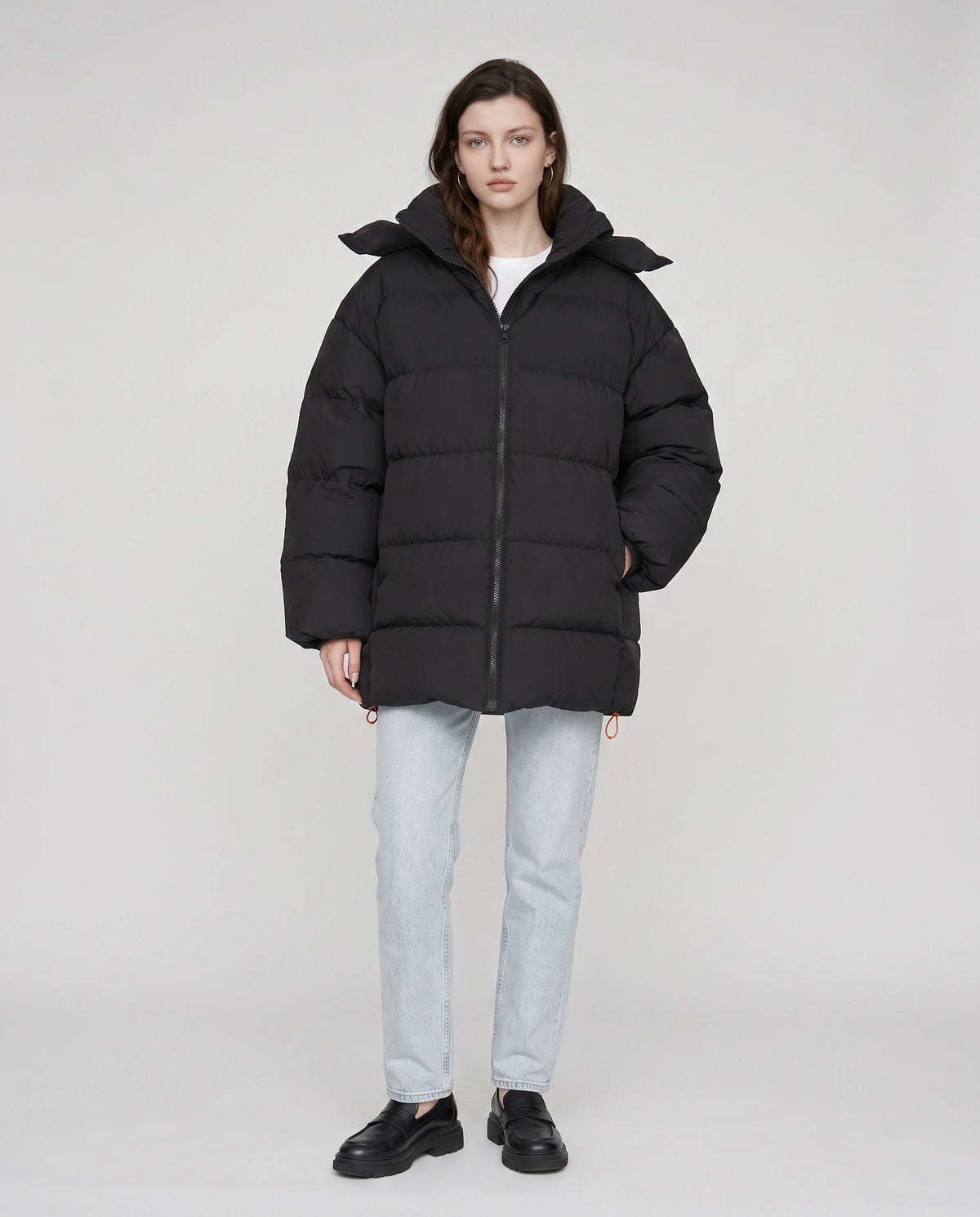 Oversize-Pufferjacke mit Kapuze Freya in Schwarz, Vorderansicht in ganzer Länge