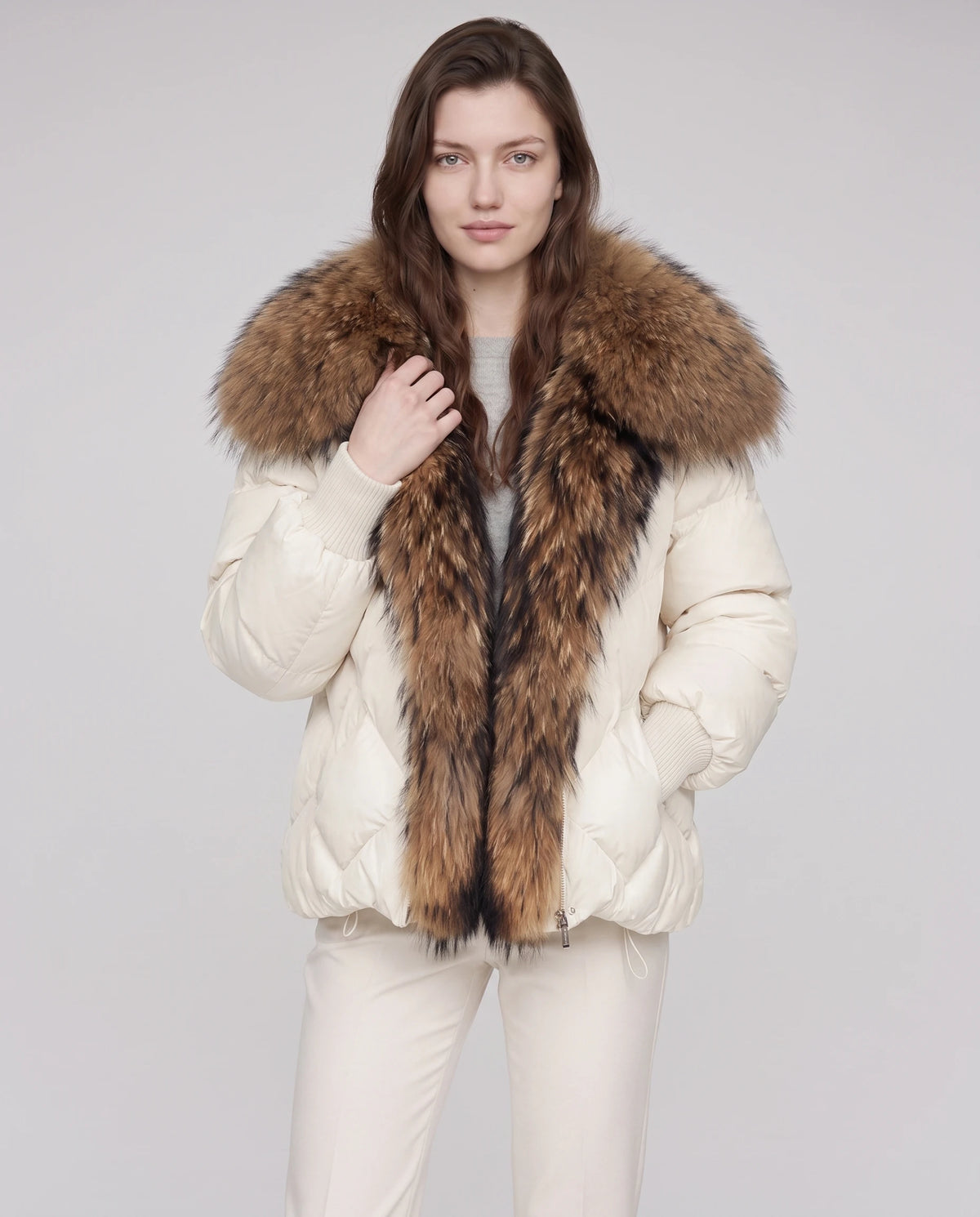 Doudoune oversize à col châle fausse fourrure Sabrina en Beige, plan rapproché de face, col châle fausse fourrure