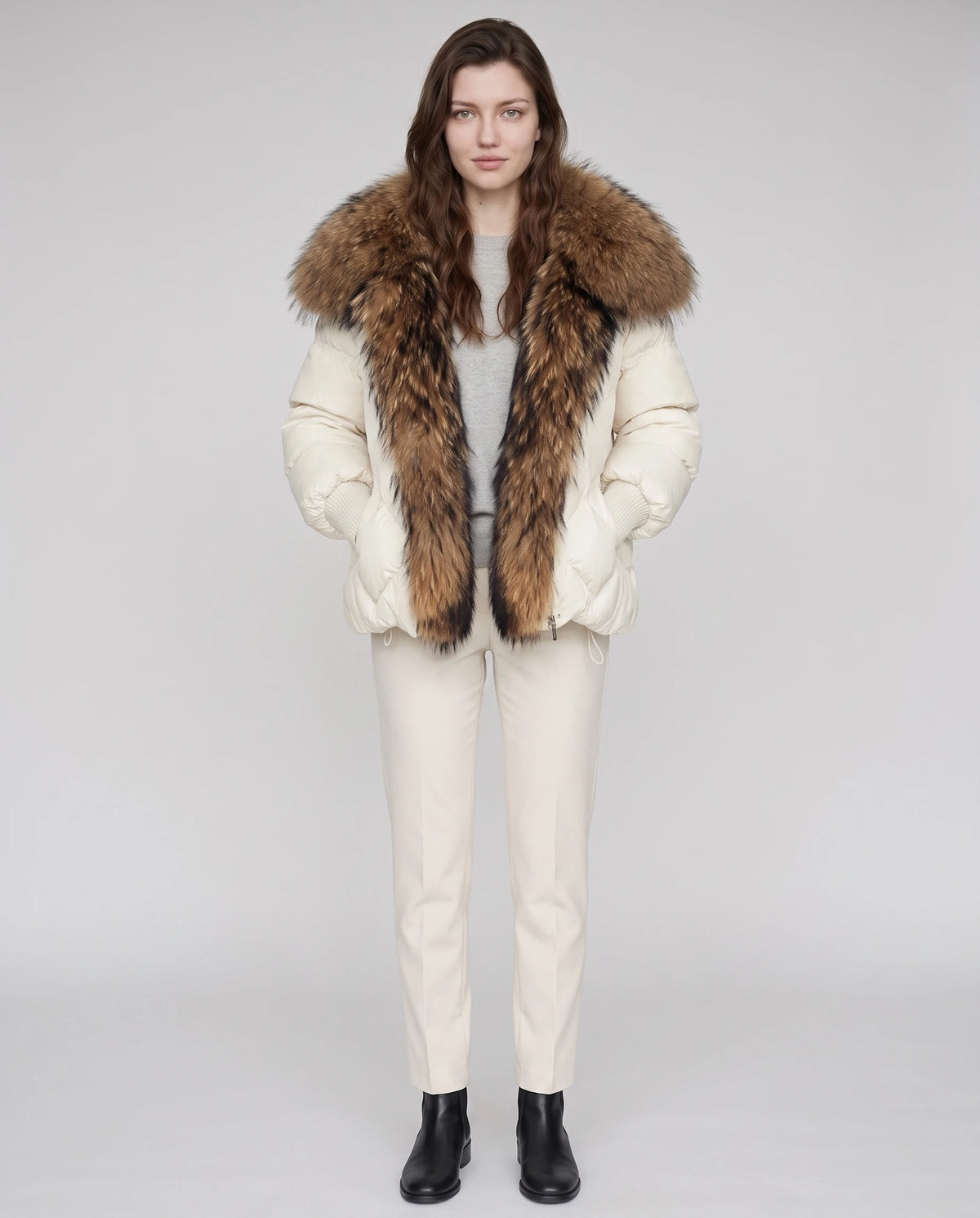 Doudoune oversize à col châle fausse fourrure Sabrina en Beige, vue de face en pied, zippée sous le col