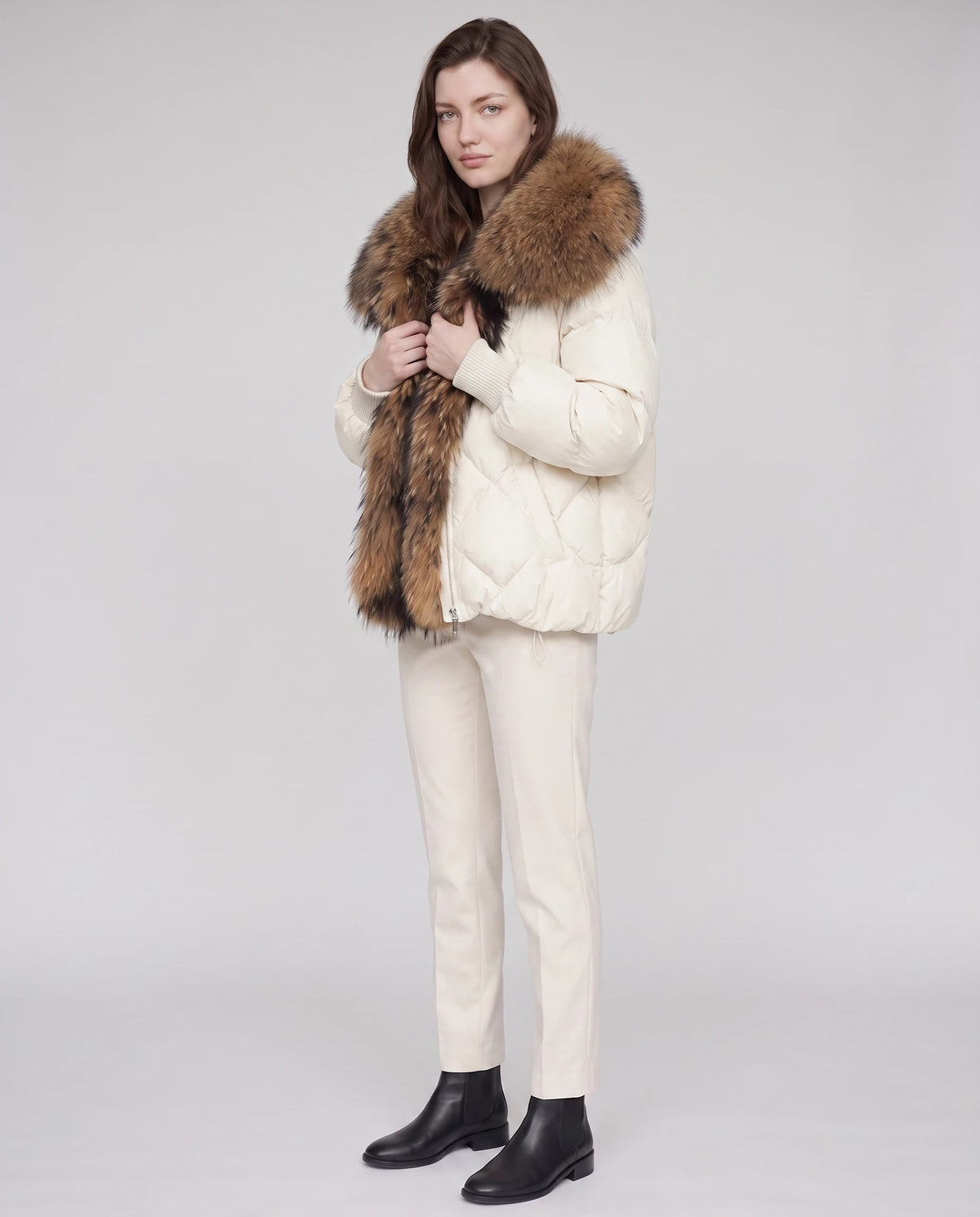 Doudoune oversize à col châle fausse fourrure Sabrina en Beige, vue de trois quarts, col relevé autour du visage