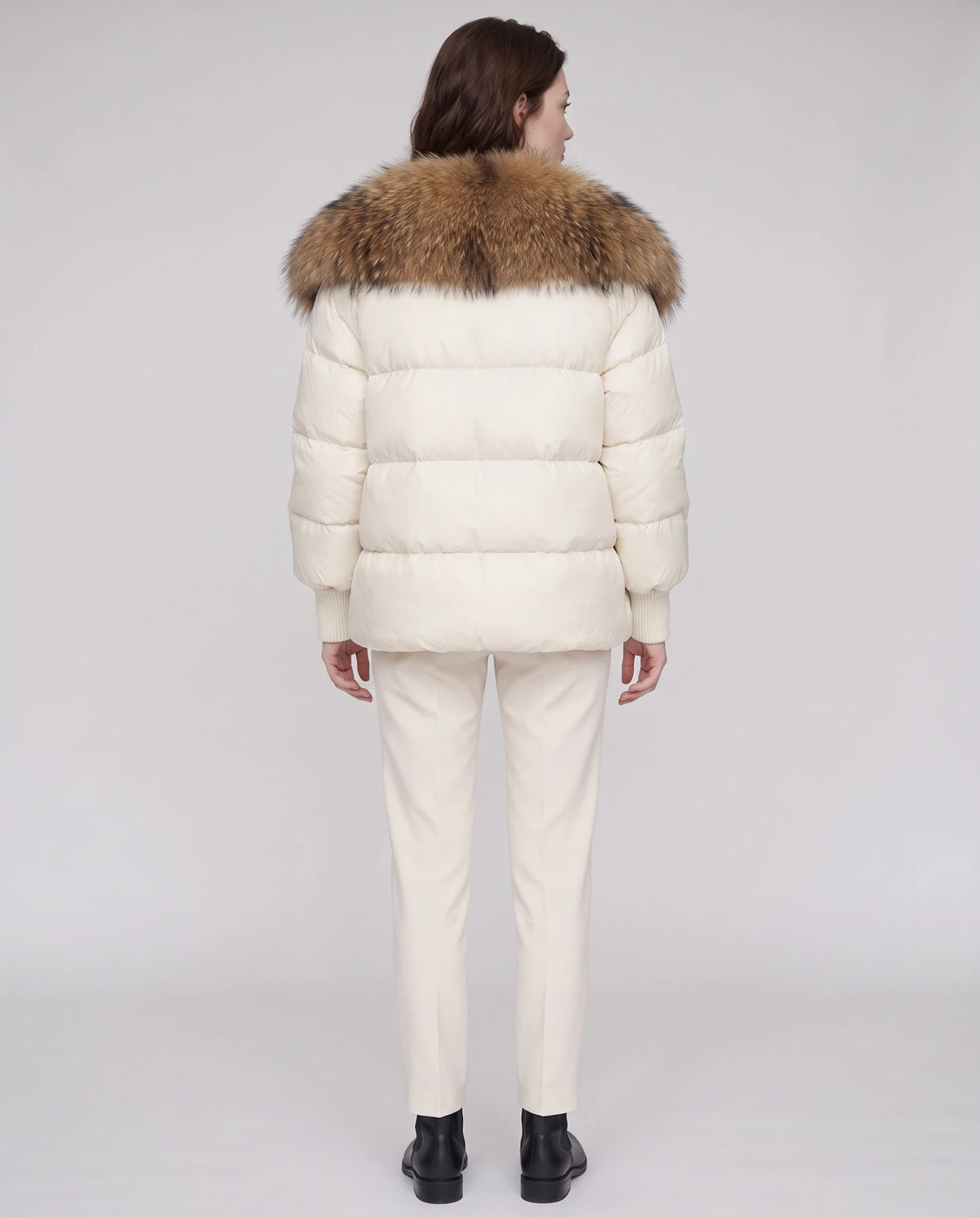 Doudoune oversize à col châle fausse fourrure Sabrina en Beige, vue de dos, col fausse fourrure sur les épaules