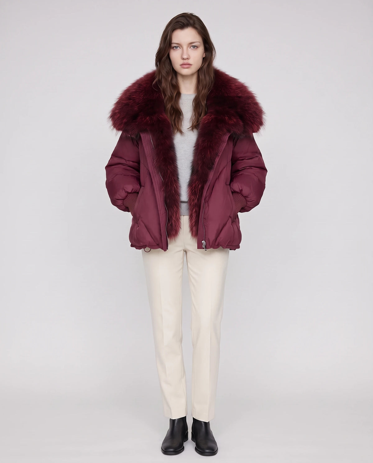 Doudoune oversize à col châle fausse fourrure Sabrina en Bordeaux, portée ouverte sur un pull gris clair