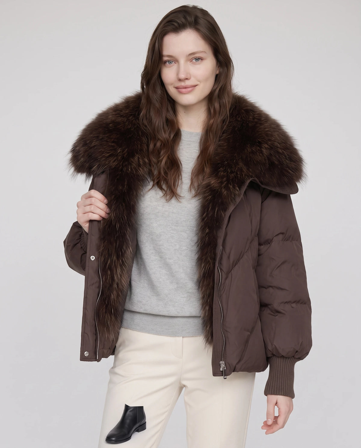 Doudoune oversize à col châle fausse fourrure Sabrina en Chocolat, portée ouverte sur un pull gris clair