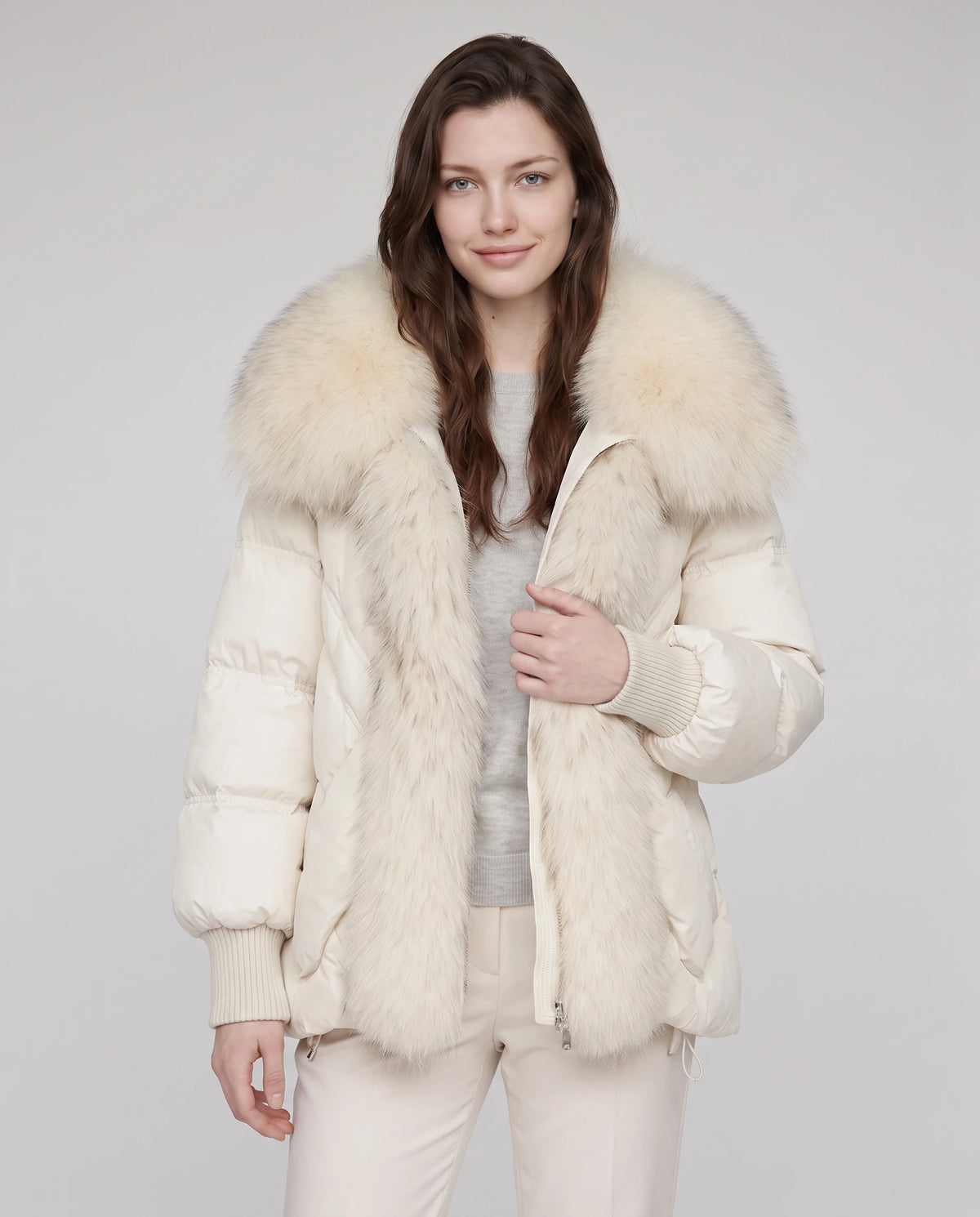 Doudoune oversize à col châle fausse fourrure Sabrina en Écru, portée ouverte sur un pull gris clair