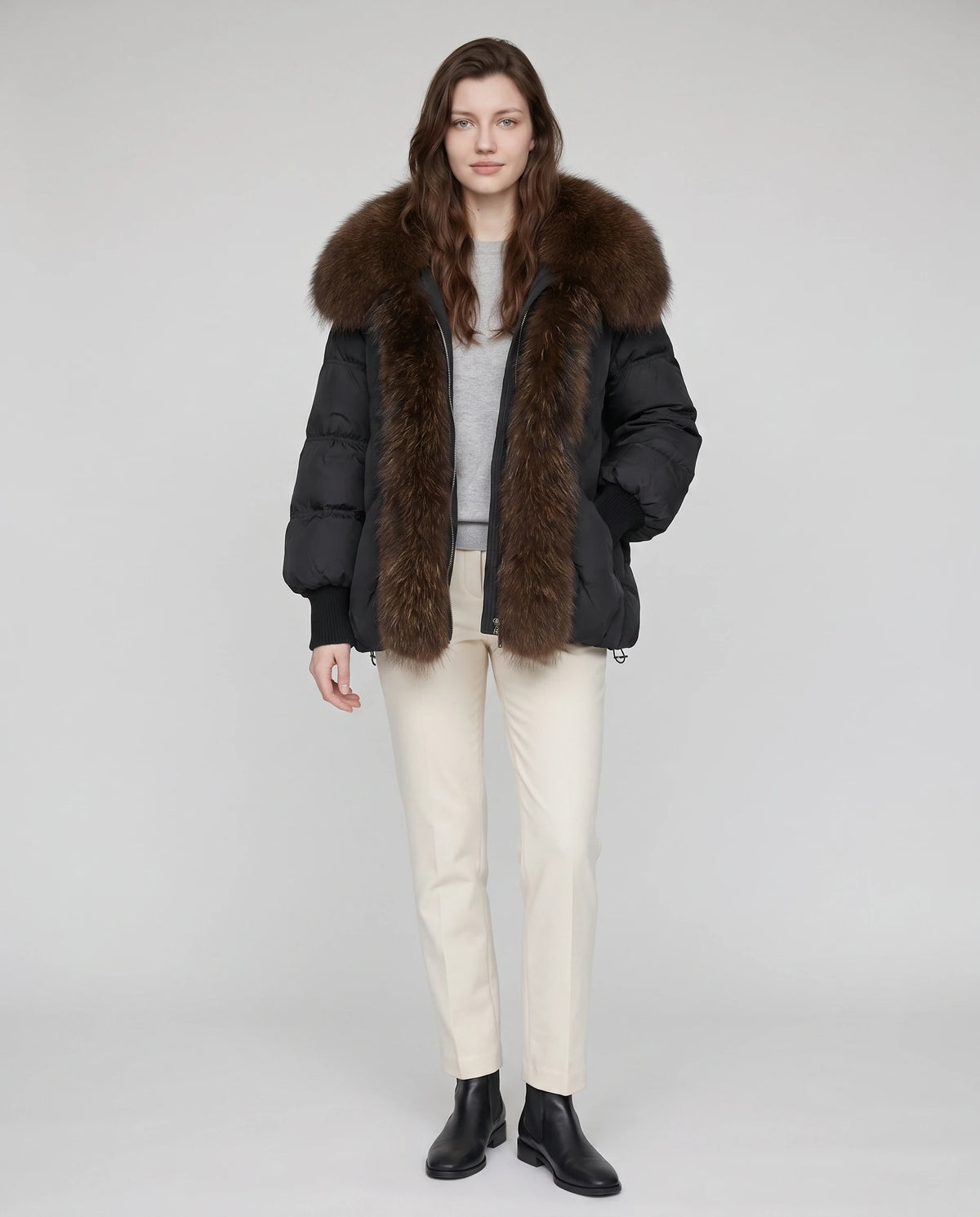 Oversize-Steppjacke mit Kunstfell-Schalkragen Sabrina in Schwarz, Vorderansicht in ganzer Länge, unter dem Kragen geschlossen