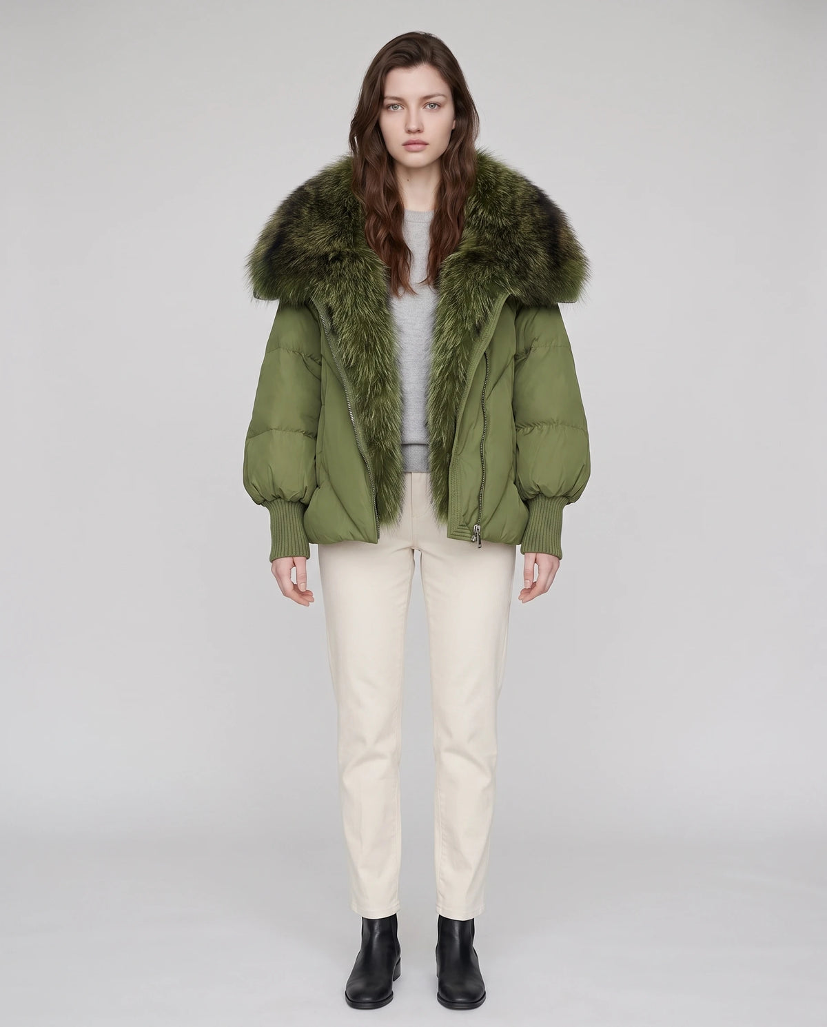 Doudoune oversize à col châle fausse fourrure Sabrina en Vert Olive, vue de face en pied, zippée sous le col