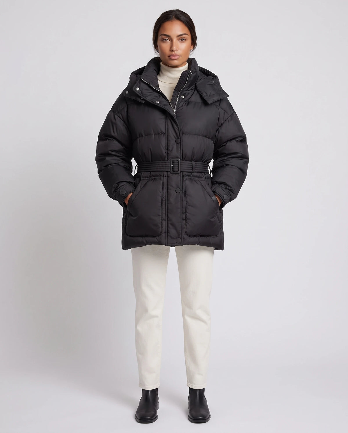 Doudoune oversize mi-cuisse à capuche et ceinture à boucle Sophia en Noir, vue de face en pied, pressionnée, ceinturée