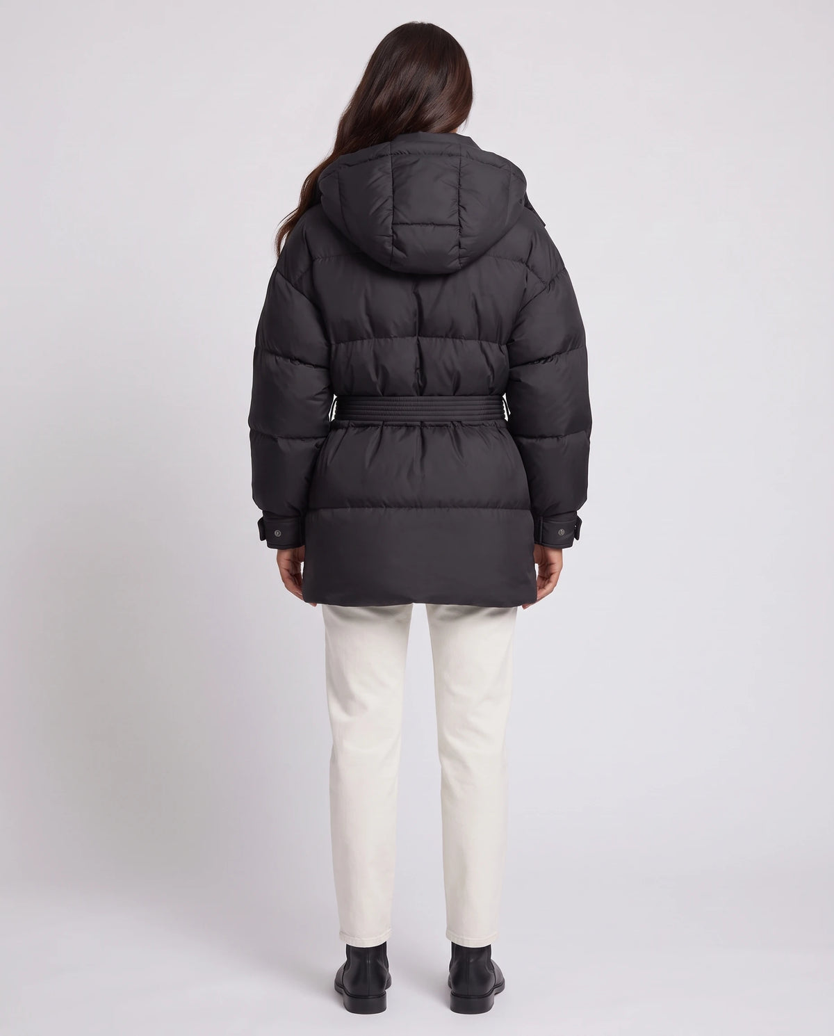 Doudoune oversize mi-cuisse à capuche et ceinture à boucle Sophia en Noir, vue de dos, gros canaux, ceinture, capuche baissée