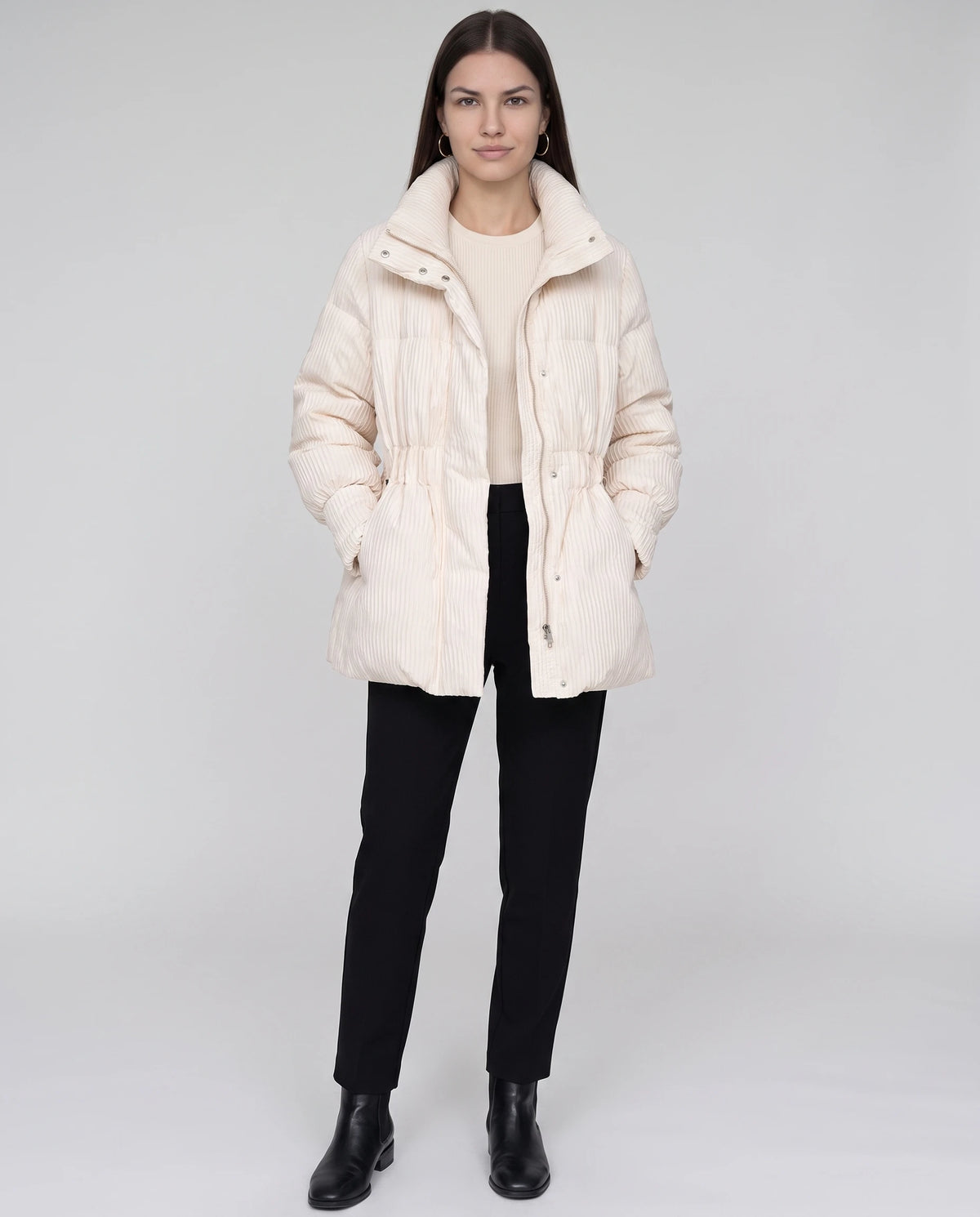 Doudoune mi-longue plissée Ilaria en Beige, vue de face en pied