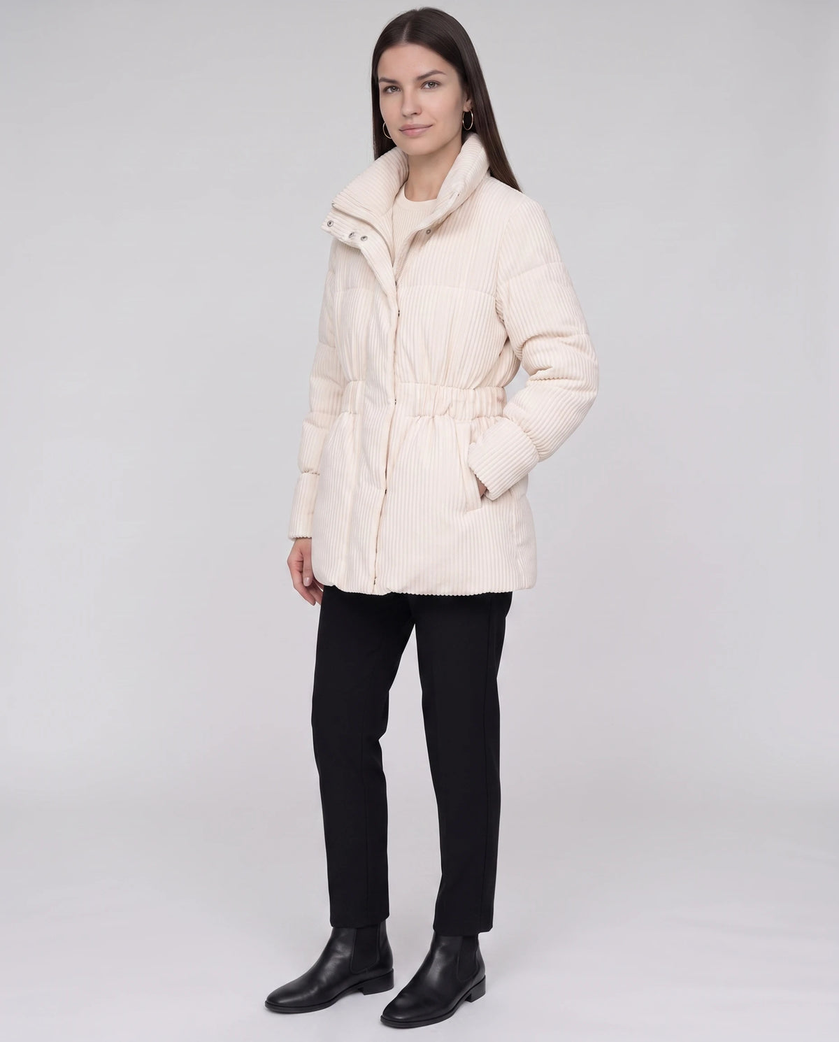 Halblange Plissee-Steppjacke Ilaria in Beige, Dreiviertelansicht