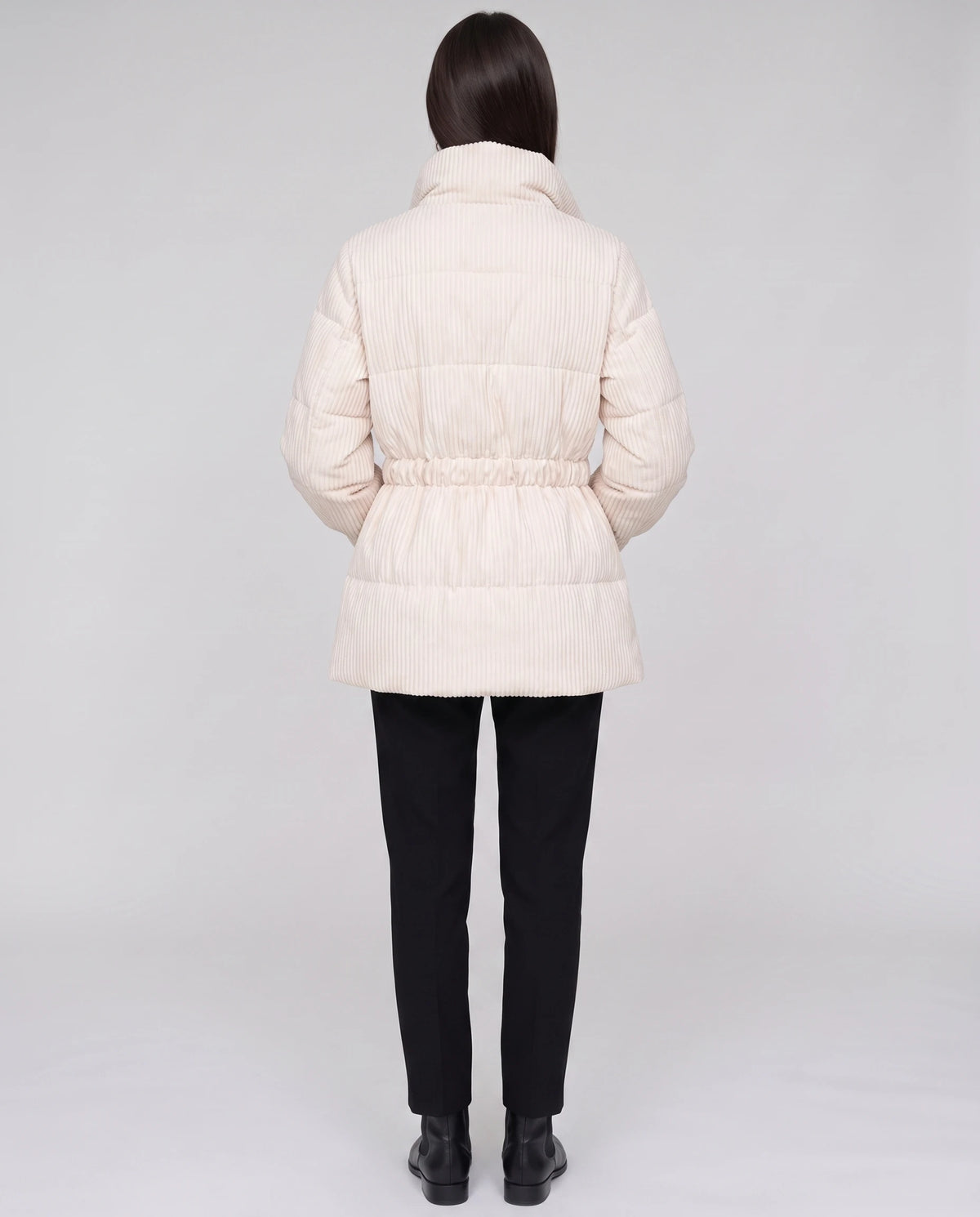 Halblange Plissee-Steppjacke Ilaria in Beige, Rückansicht mit Taillenzug