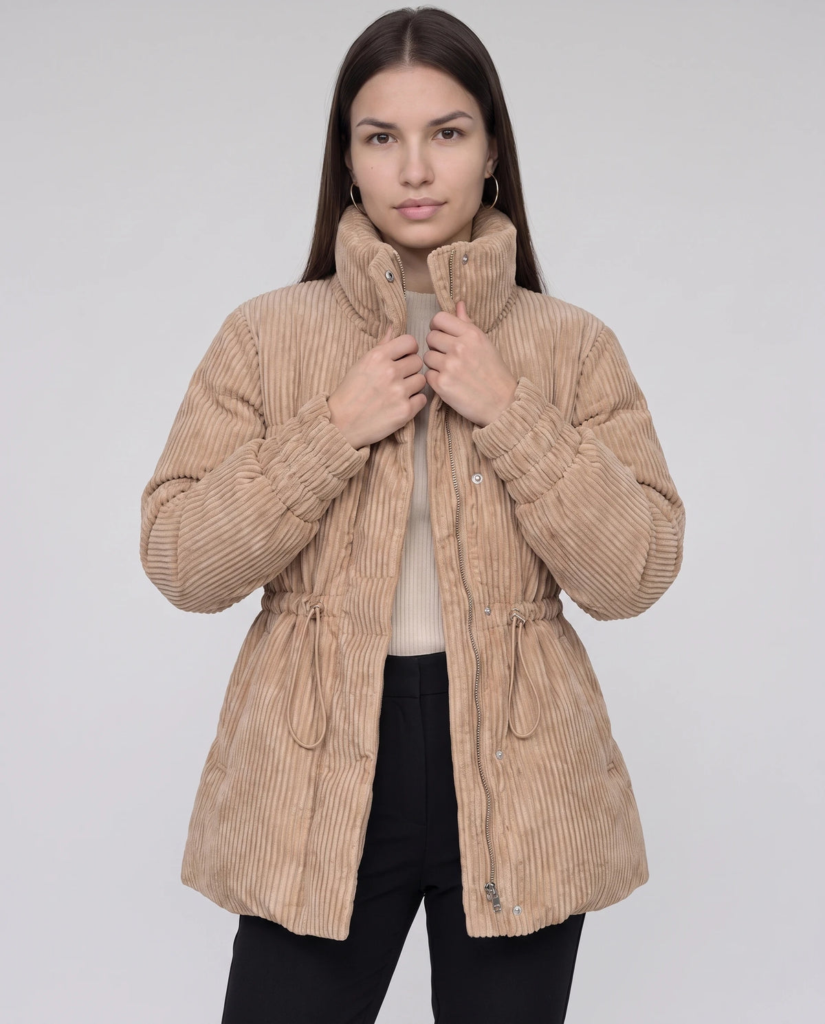 Halblange Plissee-Steppjacke Ilaria in Camel, Nahaufnahme von vorn