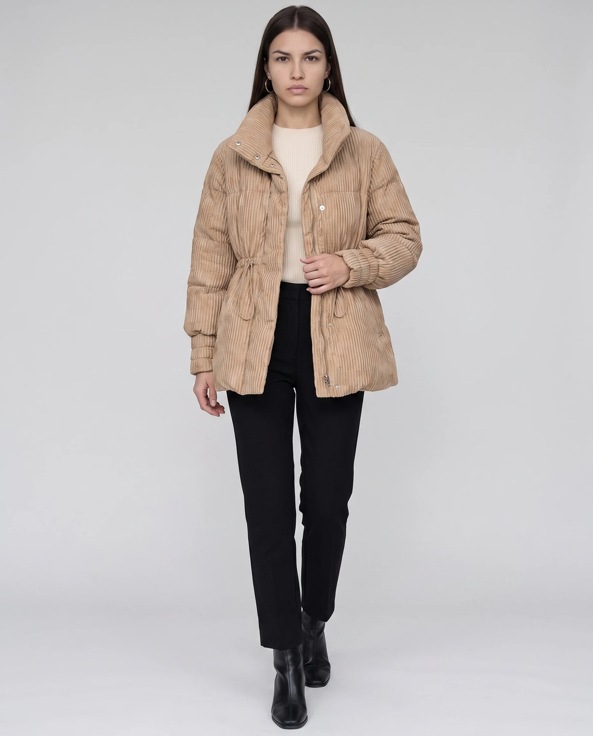 Halblange Plissee-Steppjacke Ilaria in Camel, Vorderansicht in ganzer Länge
