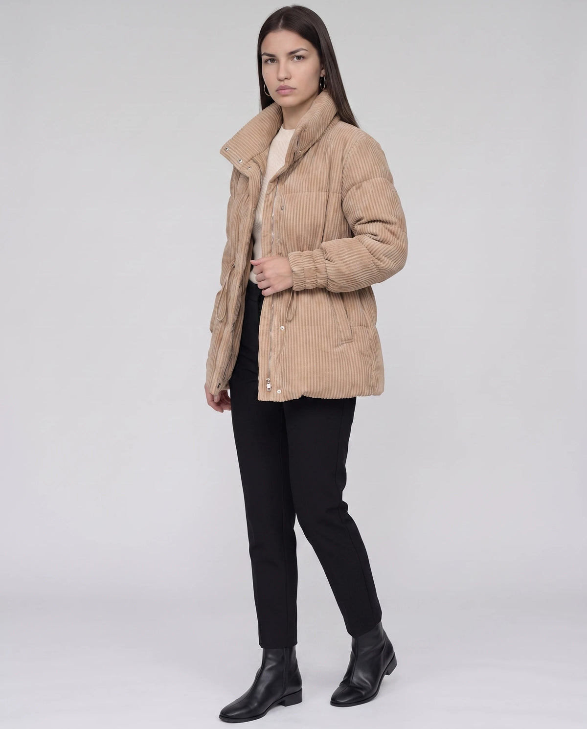 Halblange Plissee-Steppjacke Ilaria in Camel, Dreiviertelansicht